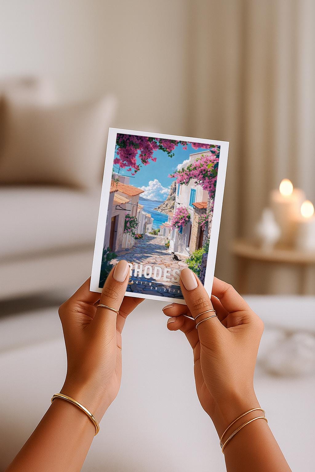 Mediterrane Illustration von Rhodos mit weißer Altstadtgasse, bunten Blumen, Katze und Blick auf das blaue Meer. Die Szene wirkt sonnig, ruhig und typisch griechisch.