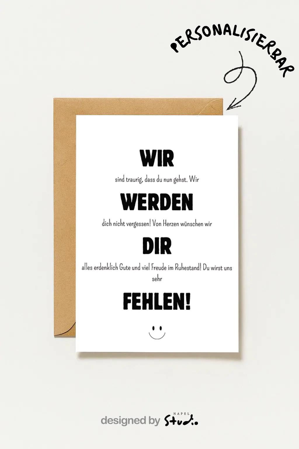 Weiße Abschiedskarte mit schwarzer Typografie und dem Text „Wir werden dir fehlen“. Minimalistisches, modernes Design mit kleinem Smiley unten. Die Karte liegt auf einem braunen Umschlag. Ideal für Kollegen zum Ruhestand oder Abschied im Job. Perfekt als liebevolle Wertschätzung am letzten Arbeitstag.