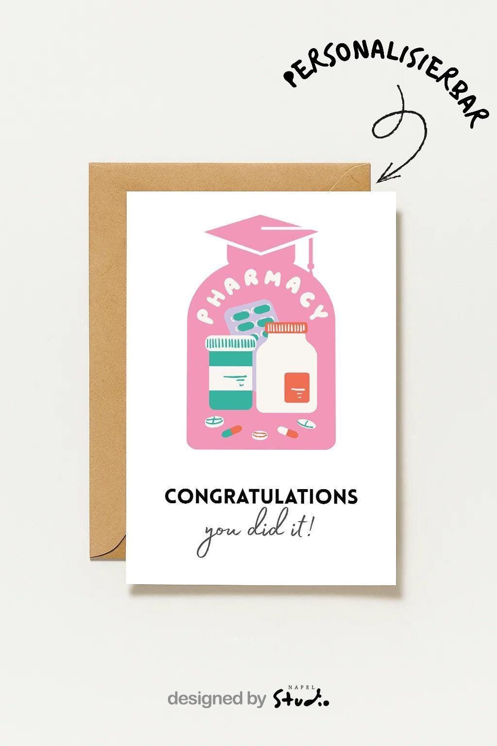 Illustration einer rosa Apotheker-Graduationkarte mit Abschlusskappe. In der Mitte stehen Medikamentenflaschen, Blistertabletten und bunte Pillen. Darüber der Schriftzug „Pharmacy“ in verspielten weißen Buchstaben. Unten steht „Congratulations – you did it!“. Perfekt als Glückwunschkarte für Pharma-Abschluss, Examen oder Apothekenberufe.