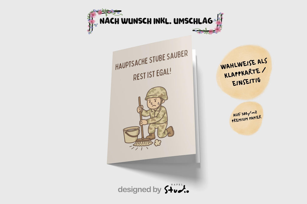 Illustration eines Soldaten in Tarnuniform, der kniend den Boden mit einem Besen wischt. Neben ihm steht ein Putzeimer. Über der Zeichnung steht der Text „Hauptsache Stube sauber – Rest ist egal!“. Humorvolle Bundeswehr-Karte für Rekruten, Soldaten und Angehörige.