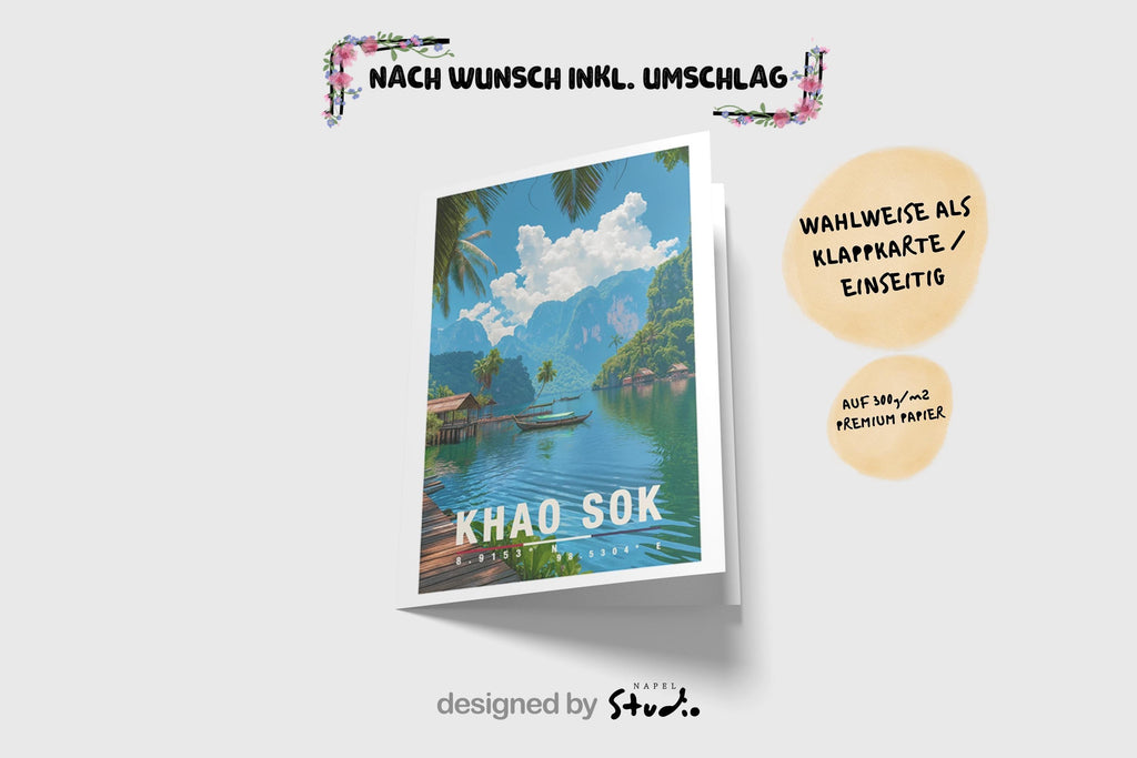 A6-Grußkarte mit Khao-Sok-Illustration: Tropischer See mit türkisgrünem Wasser, Holzbungalows am Ufer und einem Boot in der Mitte. Umgeben von Palmen, dichter Vegetation und hohen Kalksteinfelsen unter blauem Himmel mit Wolken. Moderner Travel-Poster-Stil, ideal als Reise- oder Souvenirkarte für Thailand- und Natur-Liebhaber.
