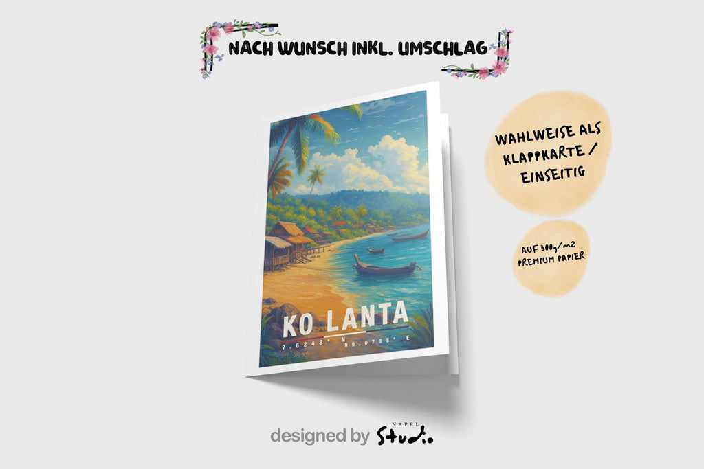 A6-Grußkarte mit Koh-Lanta-Illustration: Tropischer Sandstrand mit türkisblauem Meer, traditionellen Holzhütten und kleinen Booten im Wasser. Palmen und üppige Vegetation umrahmen die Szene, im Hintergrund Hügel unter blauem Himmel mit Wolken. Warme Farben und moderner Travel-Poster-Stil, ideal als Reise- oder Souvenirkarte für Thailand- und Insel-Liebhaber.