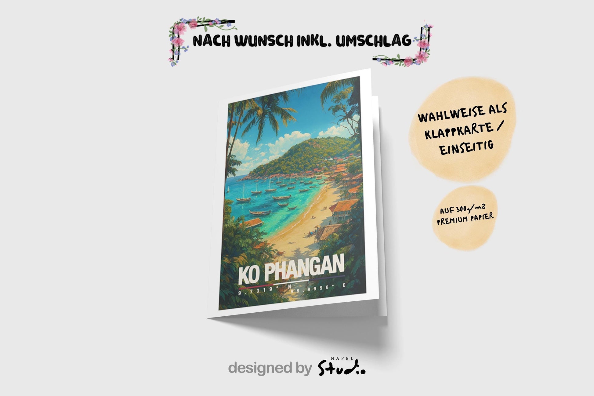 A6-Grußkarte mit Koh-Phangan-Illustration: Blick auf eine tropische Sandbucht mit türkisblauem Meer, zahlreichen Booten und Strandhäusern. Palmen und dichte Vegetation rahmen die Szene ein, im Hintergrund ein grüner Hügel unter blauem Himmel mit Wolken. Leuchtende Farben im modernen Travel-Poster-Stil, ideal als Reise- oder Souvenirkarte für Thailand- und Insel-Liebhaber.