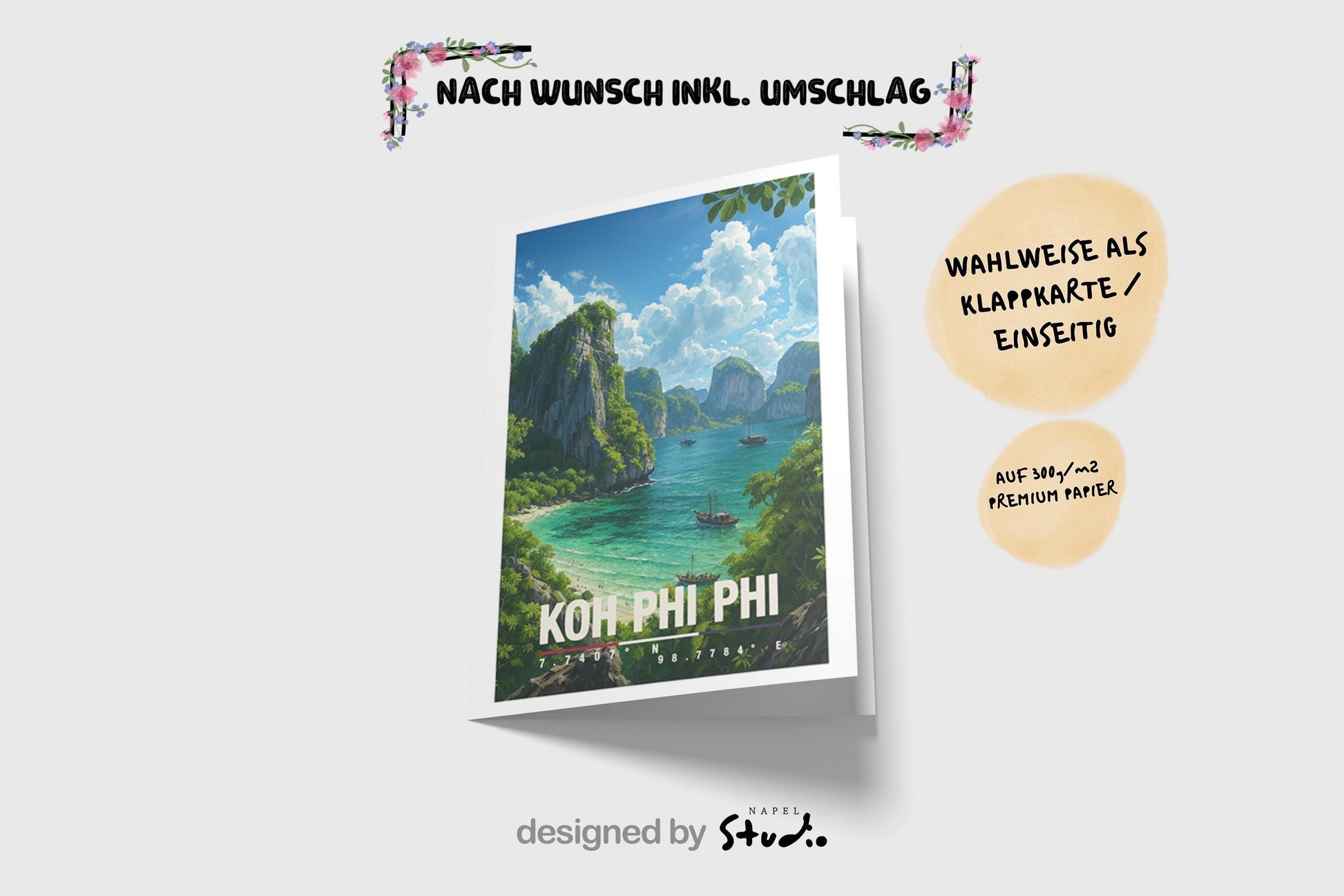 A6-Grußkarte mit Koh-Phi-Phi-Illustration: Tropische Inselbucht mit türkisfarbenem Meer, traditionellen Booten und hohen Kalksteinfelsen. Dichte grüne Vegetation umrahmt die Szene, im Hintergrund liegen weitere Inseln unter blauem Himmel mit Wolken. Leuchtende Farben und moderner Travel-Poster-Stil, ideal als Reise- oder Souvenirkarte für Thailand- und Insel-Liebhaber.