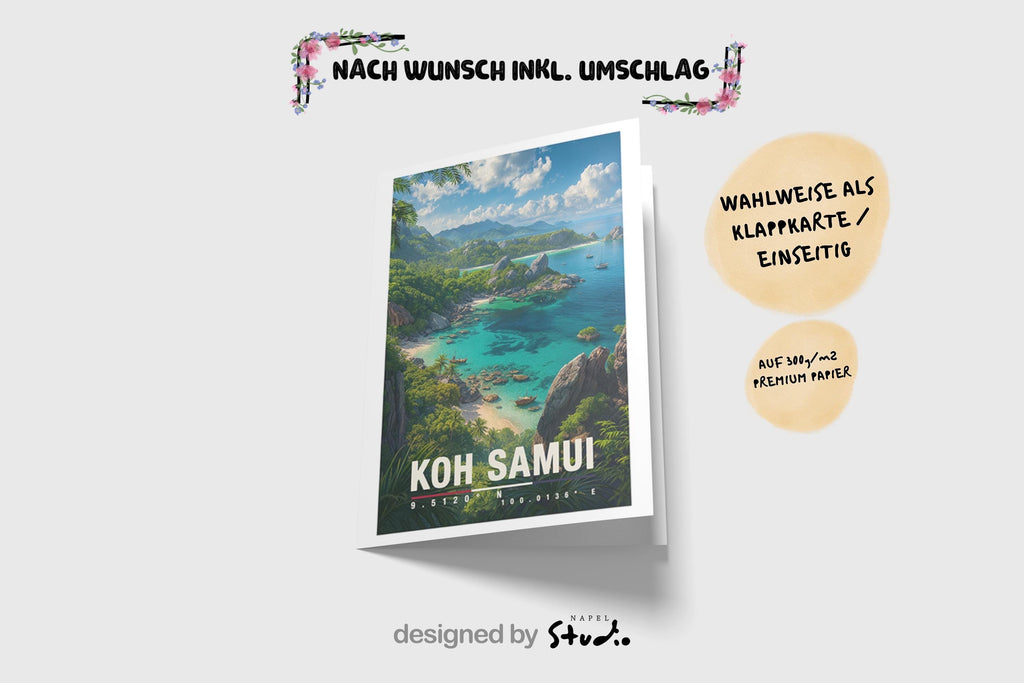 A6-Grußkarte mit Koh-Samui-Illustration: Blick auf eine tropische Inselküste mit türkisblauem Meer, felsigen Buchten und kleinen Booten. Dichte grüne Vegetation und Palmen rahmen die Szene ein, im Hintergrund liegen weitere Inseln unter blauem Himmel mit Wolken. Leuchtende Farben im modernen Travel-Poster-Stil, ideal als Reise- oder Souvenirkarte für Thailand- und Insel-Liebhaber.