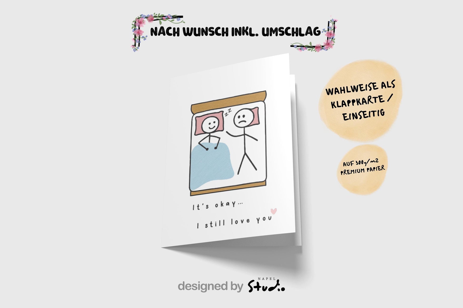 A6-Liebeskarte mit zwei Strichmännchen im Bett: eine Figur schläft lächelnd, die andere liegt wach und wirkt traurig. Darunter steht „It’s okay… I still love you“. Sanfte, humorvolle Illustration über Liebe, Nähe und Beziehungsmomente. Zartes, minimalistisches Design.