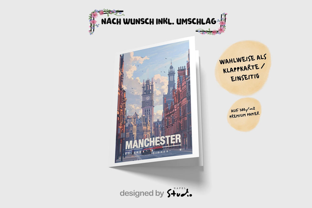 Illustration einer Straße in Manchester mit historischer Architektur, Uhrturm und Straßenbahn im Vordergrund. Die Szene zeigt typisch englische Backsteingebäude, urbanes Leben und eine ruhige Atmosphäre, ideal als Erinnerung an Großbritannien oder als Geschenk für Stadtliebhaber.