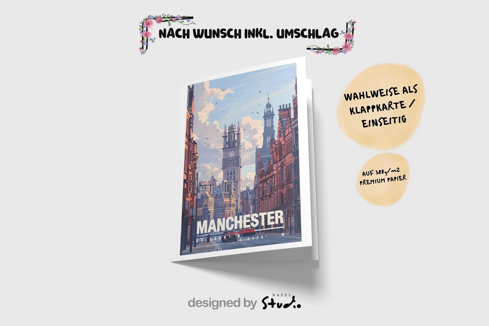 Illustration einer Straße in Manchester mit historischer Architektur, Uhrturm und Straßenbahn im Vordergrund. Die Szene zeigt typisch englische Backsteingebäude, urbanes Leben und eine ruhige Atmosphäre, ideal als Erinnerung an Großbritannien oder als Geschenk für Stadtliebhaber.