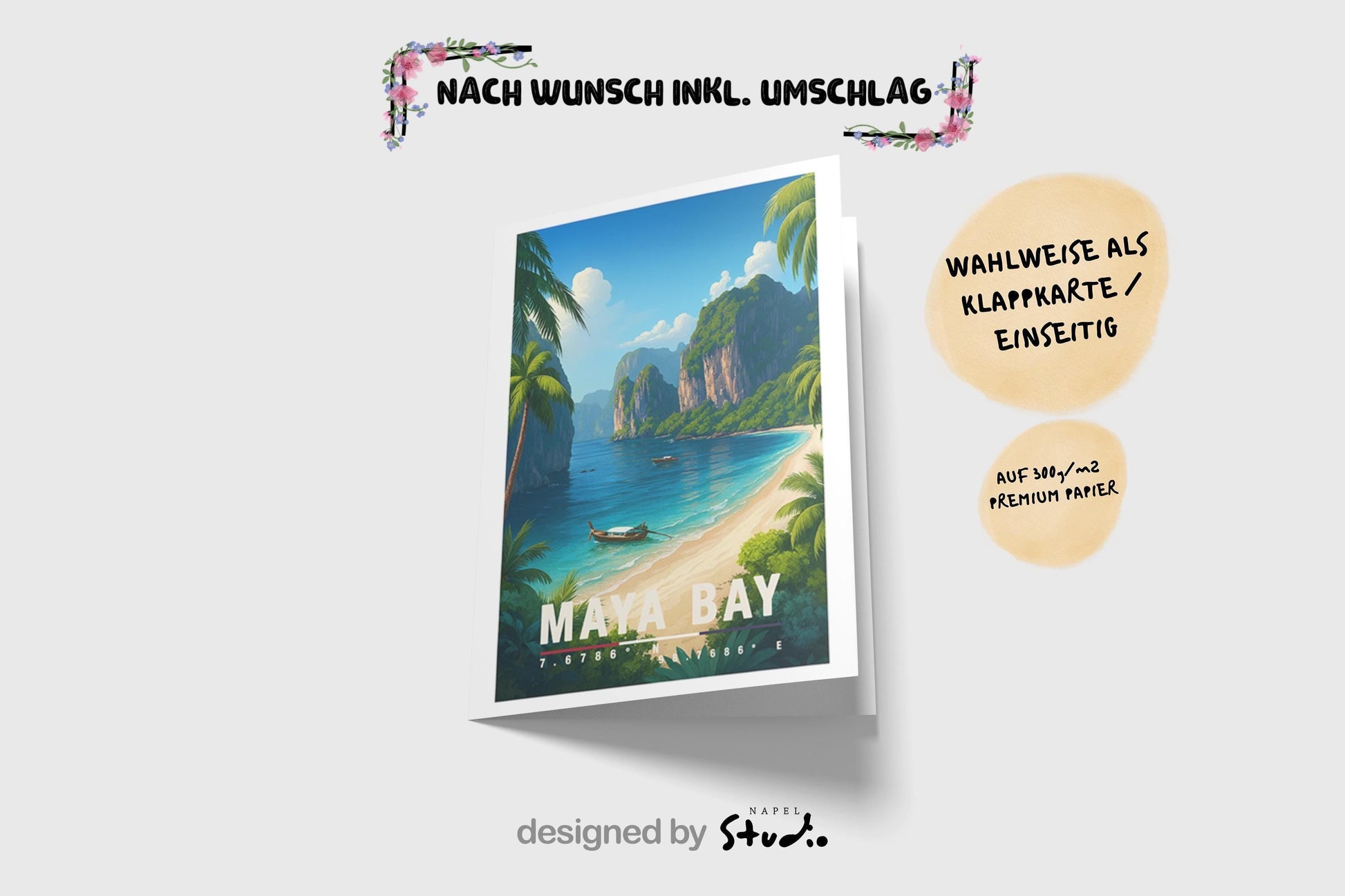 A6-Grußkarte mit Maya-Bay-Illustration: Tropischer Sandstrand mit türkisblauem Meer, traditionellen Booten und hohen Kalksteinfelsen. Palmen und üppige Vegetation rahmen die Bucht ein, im Hintergrund ragen grüne Felsen unter blauem Himmel mit Wolken auf. Leuchtende Farben und moderner Travel-Poster-Stil, ideal als Reise- oder Souvenirkarte für Thailand- und Insel-Liebhaber.