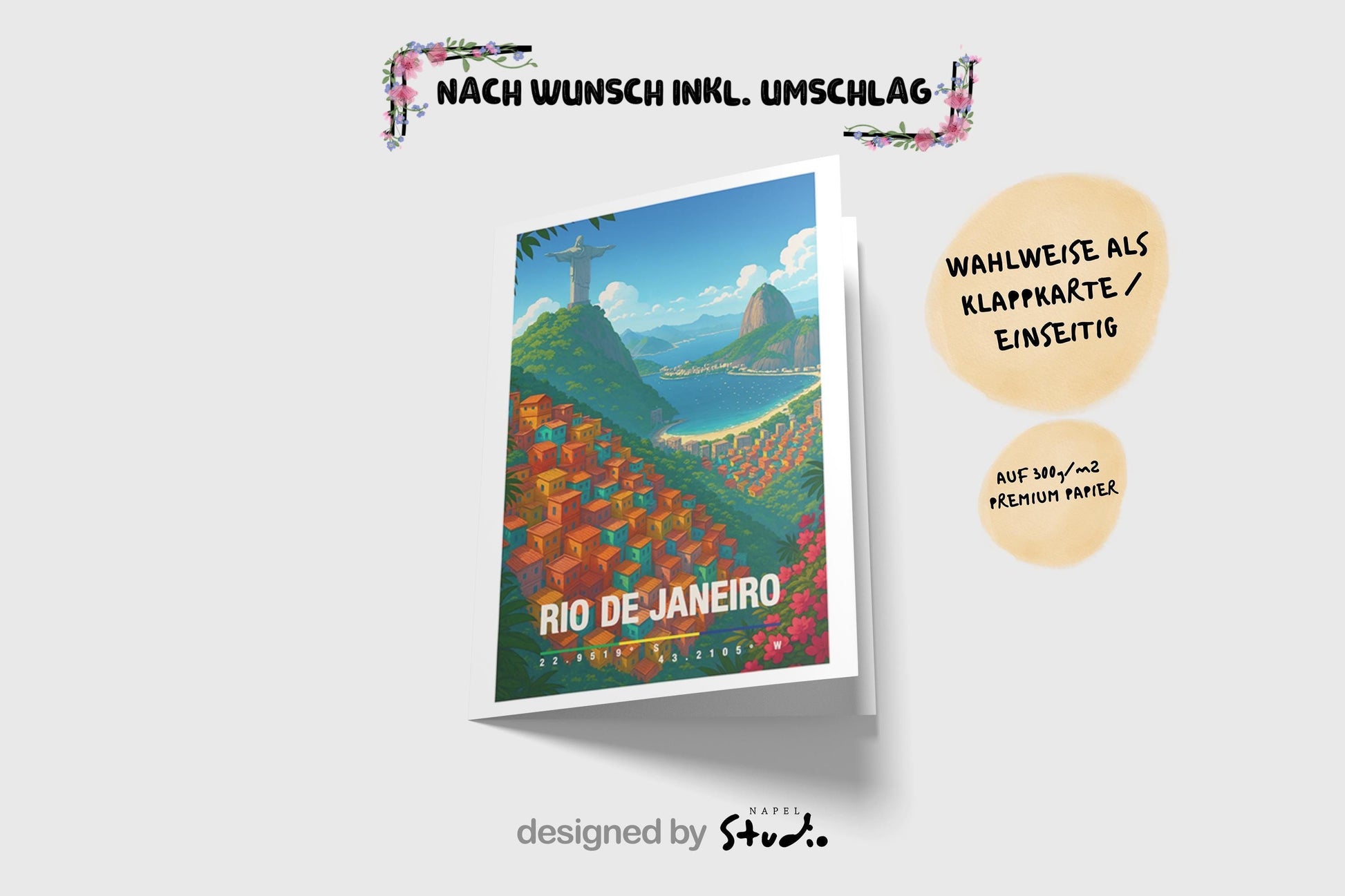 A6 Grußkarte mit bunter Illustration von Rio de Janeiro. Im Vordergrund leuchtende Favela-Häuser in Orange, Rot und Türkis, im Hintergrund die Christusstatue auf dem Berg, das Meer und die grünen Hügel. Unten steht „Rio de Janeiro“ mit Koordinaten. Farbenfrohe Reisekarte für Brasilien-Fans.
