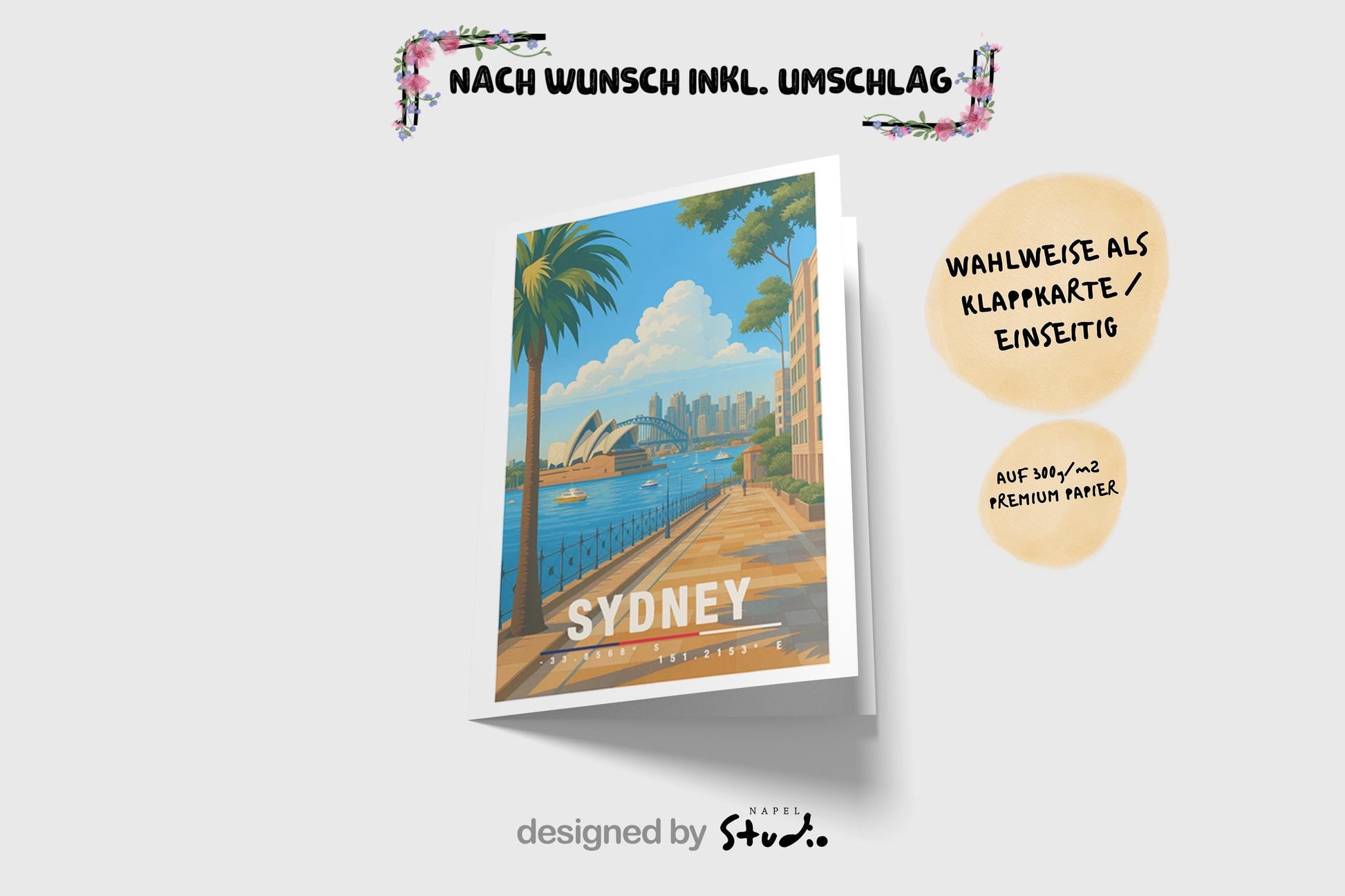 A6-Grußkarte mit Sydney-Illustration: Blick entlang einer palmengesäumten Promenade auf das Opera House und die Harbour Bridge, dahinter die Skyline am Wasser. Boote im Hafen, heller Himmel und klare Farben im modernen Travel-Poster-Stil. Ideal als Reise- oder Souvenirkarte für Sydney- und Australien-Liebhaber.