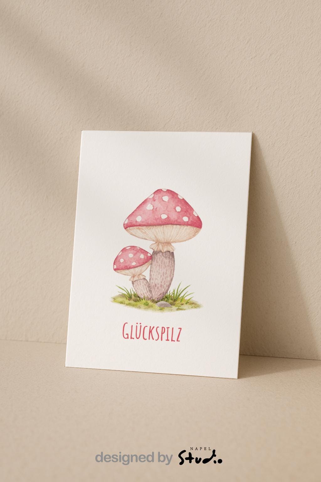 Aquarell-Illustration von zwei roten Fliegenpilzen mit weißen Punkten auf einer grünen Wiese. Darunter steht der Schriftzug „Glückspilz“. Die Karte vermittelt Glück, Wärme und Naturverbundenheit und eignet sich perfekt als Geburtstagskarte, Glückwunschkarte oder kleine Aufmerksamkeit für liebe Menschen.