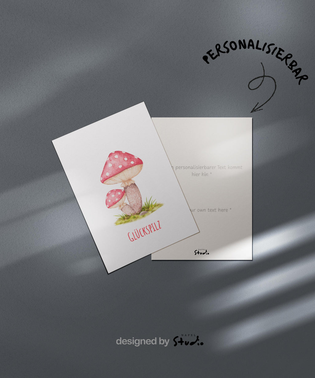 Aquarell-Illustration von zwei roten Fliegenpilzen mit weißen Punkten auf einer grünen Wiese. Darunter steht der Schriftzug „Glückspilz“. Die Karte vermittelt Glück, Wärme und Naturverbundenheit und eignet sich perfekt als Geburtstagskarte, Glückwunschkarte oder kleine Aufmerksamkeit für liebe Menschen.
