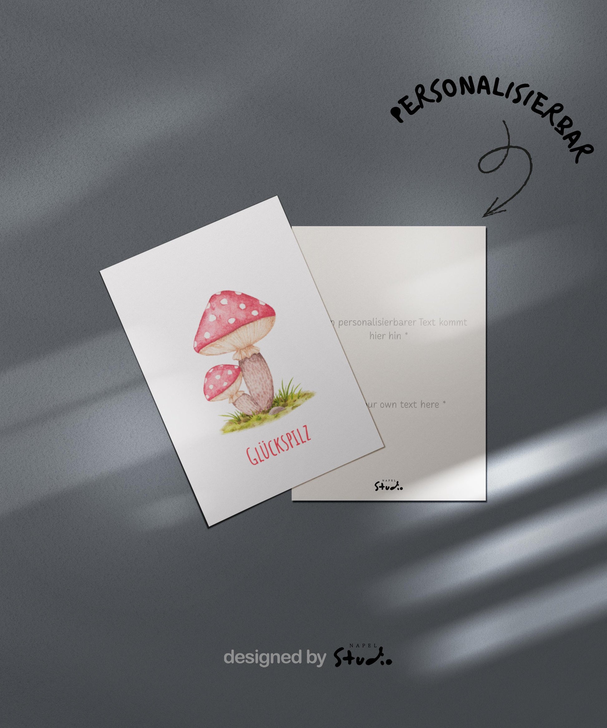 Aquarell-Illustration von zwei roten Fliegenpilzen mit weißen Punkten auf einer grünen Wiese. Darunter steht der Schriftzug „Glückspilz“. Die Karte vermittelt Glück, Wärme und Naturverbundenheit und eignet sich perfekt als Geburtstagskarte, Glückwunschkarte oder kleine Aufmerksamkeit für liebe Menschen.