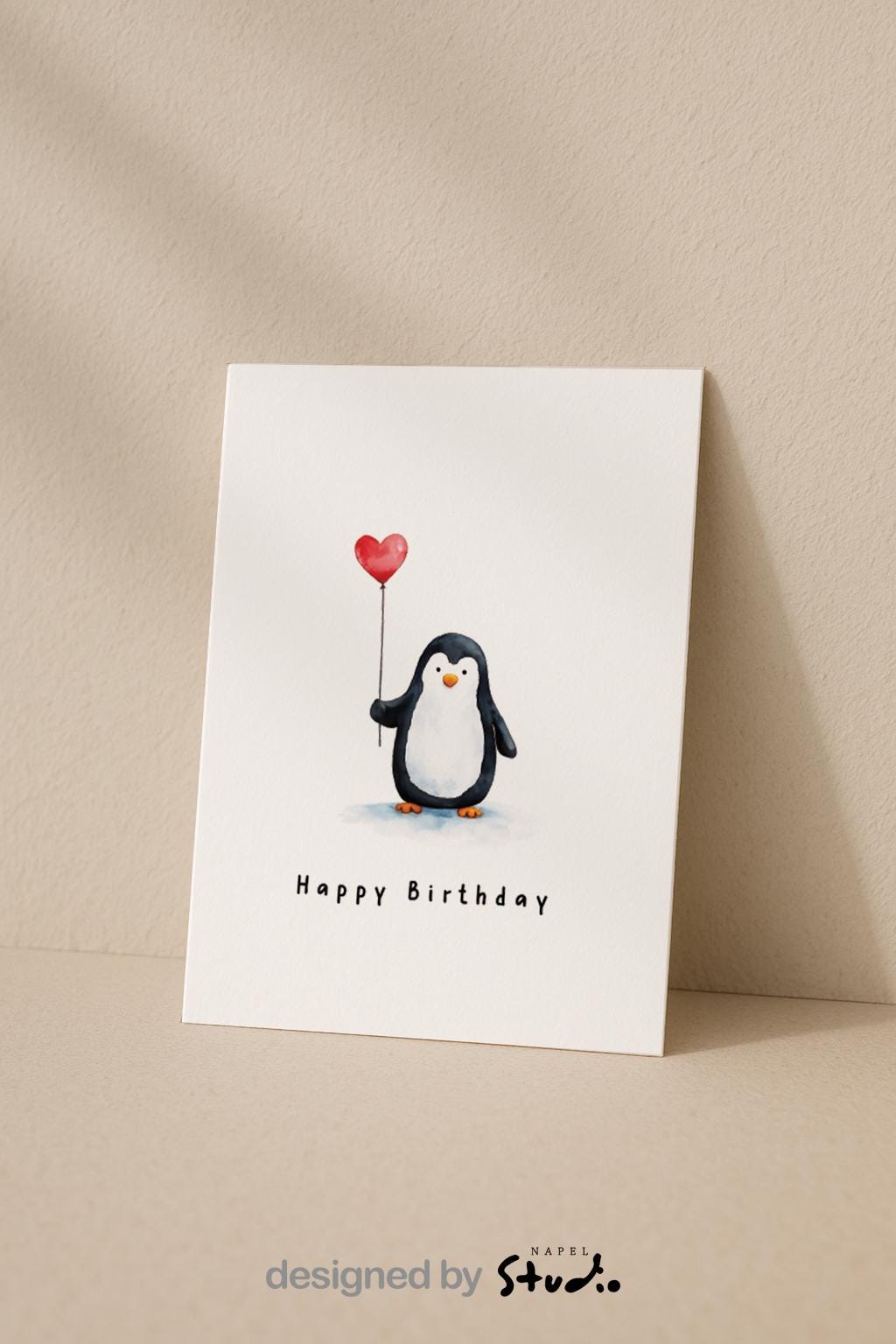 Niedliche Aquarell-Illustration eines kleinen Pinguins, der einen roten Herzballon hält. Darunter steht „Happy Birthday“. Die Karte strahlt Wärme, Freude und Zuneigung aus und eignet sich perfekt als Geburtstagskarte für Kinder, Partner, Freunde oder alle, die süße Tiermotive lieben.