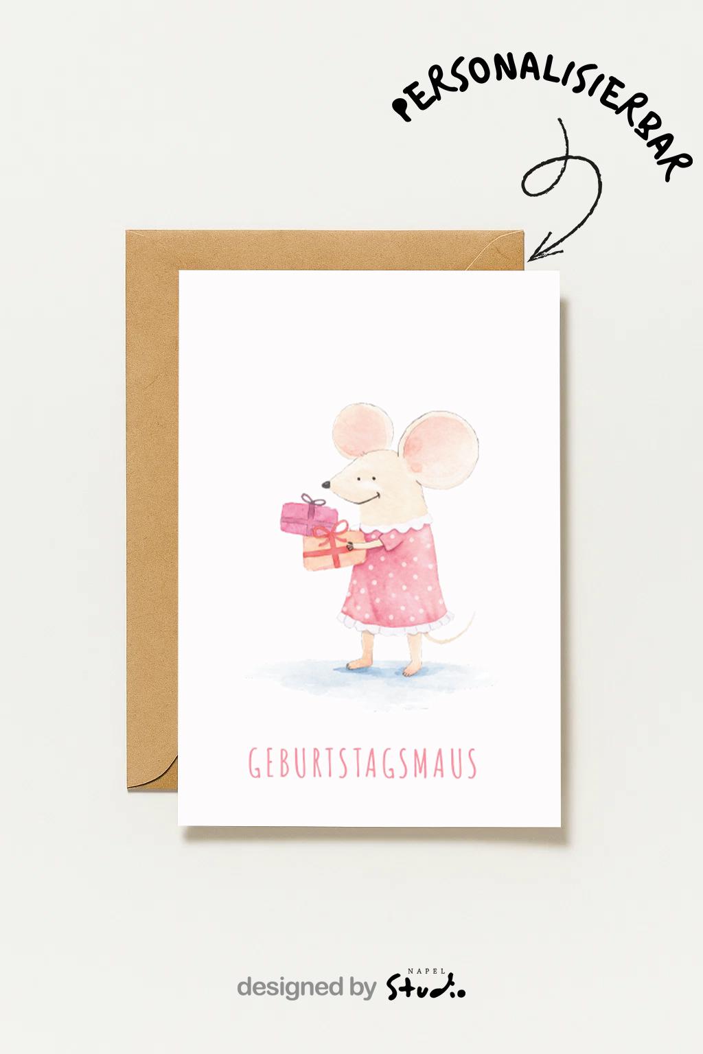 Zarte Aquarell-Illustration einer süßen Maus im rosafarbenen Kleid, die ein Geschenk in den Händen hält. Die Karte trägt den Schriftzug „Geburtstagsmaus“ und wirkt verspielt, freundlich und liebevoll. Perfekt als Geburtstagskarte für Kinder, Babys, Mädchen oder alle, die niedliche Tiermotive und sanfte Farben mögen.