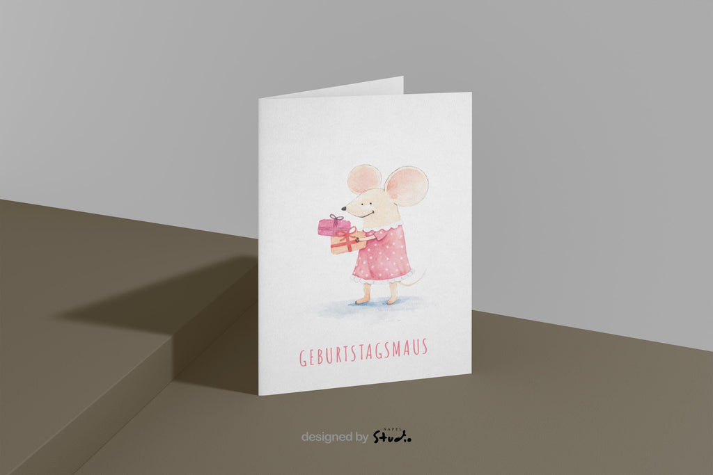 Zarte Aquarell-Illustration einer süßen Maus im rosafarbenen Kleid, die ein Geschenk in den Händen hält. Die Karte trägt den Schriftzug „Geburtstagsmaus“ und wirkt verspielt, freundlich und liebevoll. Perfekt als Geburtstagskarte für Kinder, Babys, Mädchen oder alle, die niedliche Tiermotive und sanfte Farben mögen.