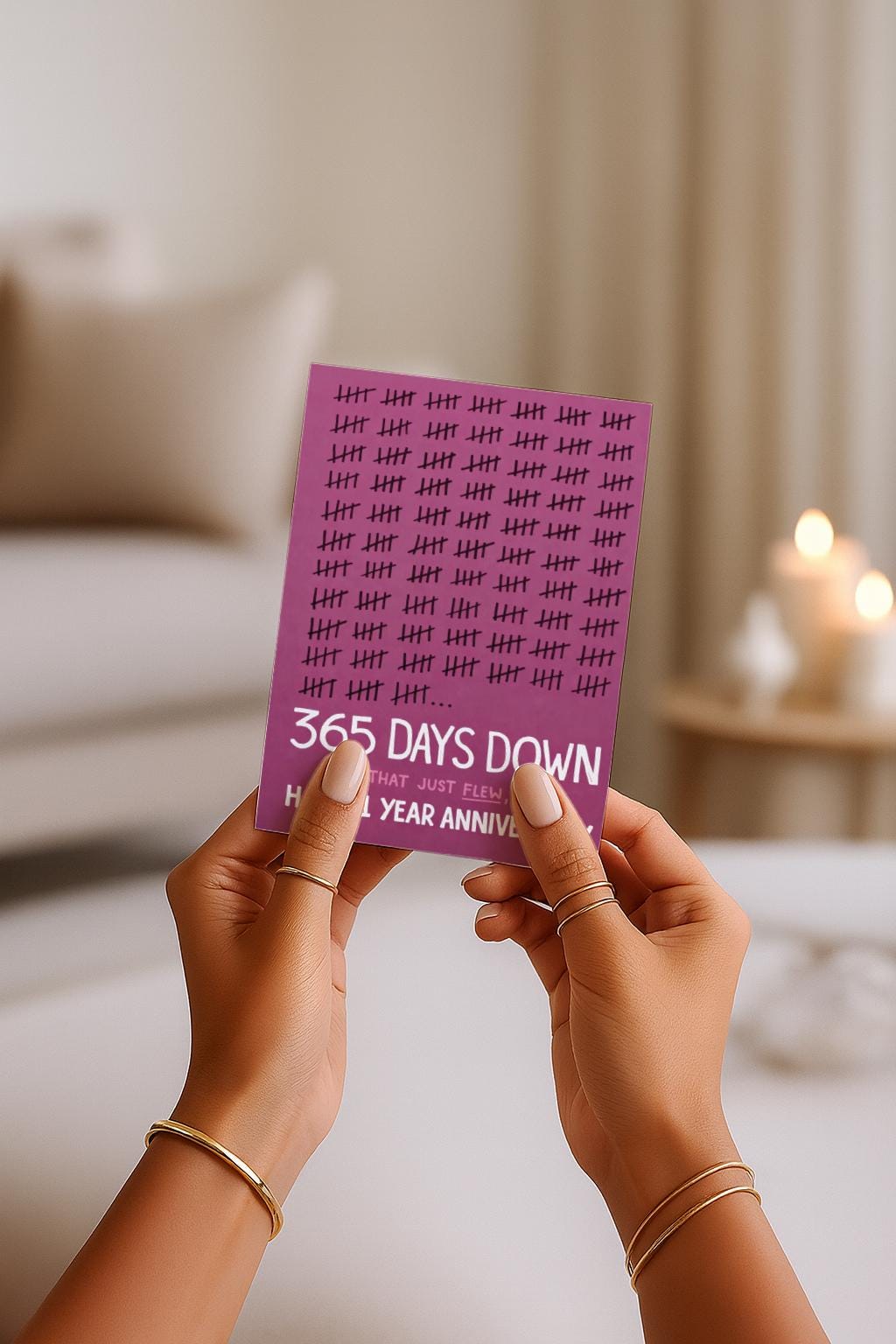 Grafische Jubiläumskarte mit zahlreichen Strichmarkierungen, die vergangene Tage symbolisieren. Der Text „365 Days Down – Wow, that just flew, huh? Happy 1 Year Anniversary“ macht die Karte humorvoll und modern. Ideal als Jahrestagskarte für Paare, Ehepartner oder besondere Meilensteine, die mit Witz, Liebe und einem Augenzwinkern gefeiert werden sollen.