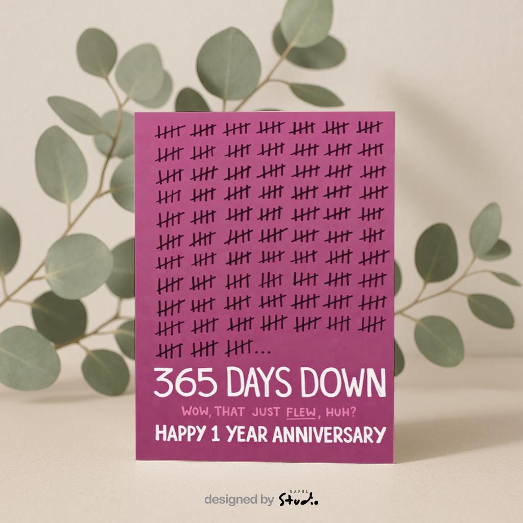 Grafische Jubiläumskarte mit zahlreichen Strichmarkierungen, die vergangene Tage symbolisieren. Der Text „365 Days Down – Wow, that just flew, huh? Happy 1 Year Anniversary“ macht die Karte humorvoll und modern. Ideal als Jahrestagskarte für Paare, Ehepartner oder besondere Meilensteine, die mit Witz, Liebe und einem Augenzwinkern gefeiert werden sollen.