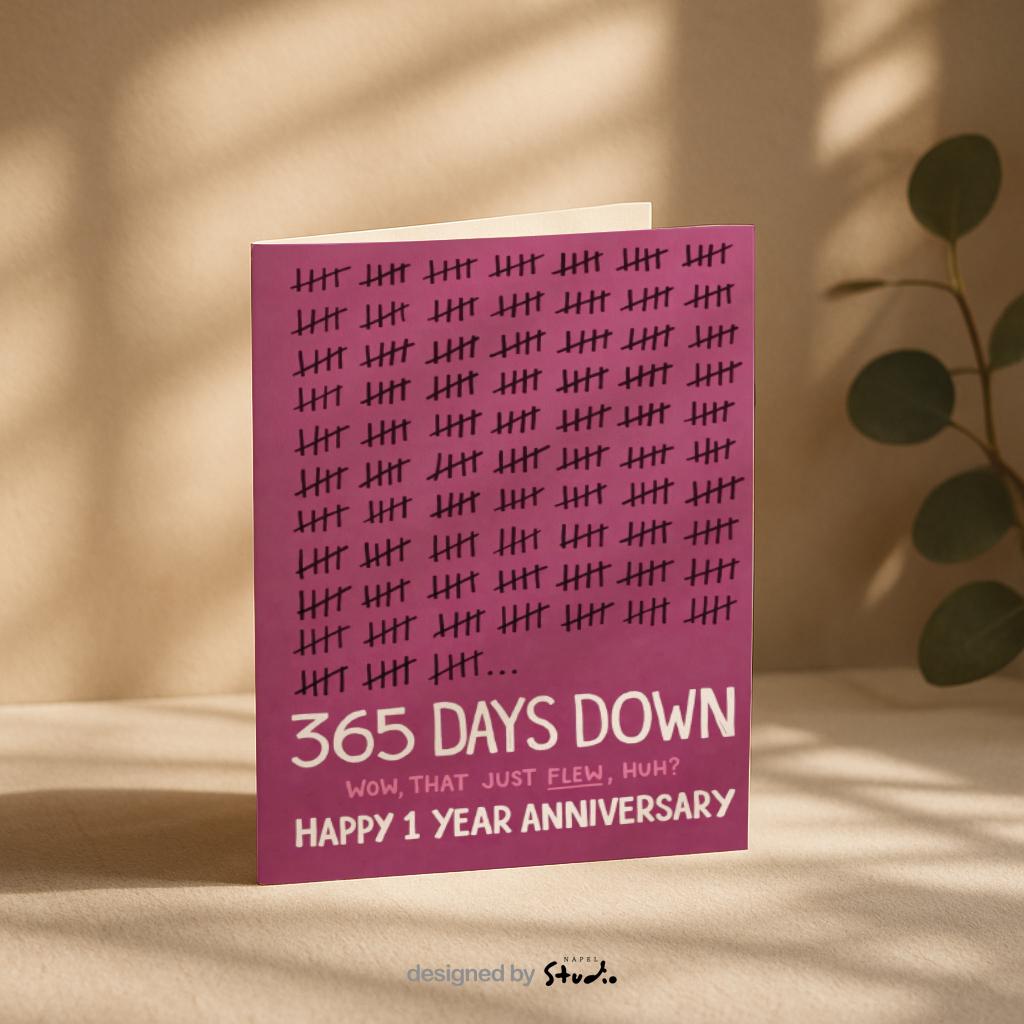 Grafische Jubiläumskarte mit zahlreichen Strichmarkierungen, die vergangene Tage symbolisieren. Der Text „365 Days Down – Wow, that just flew, huh? Happy 1 Year Anniversary“ macht die Karte humorvoll und modern. Ideal als Jahrestagskarte für Paare, Ehepartner oder besondere Meilensteine, die mit Witz, Liebe und einem Augenzwinkern gefeiert werden sollen.
