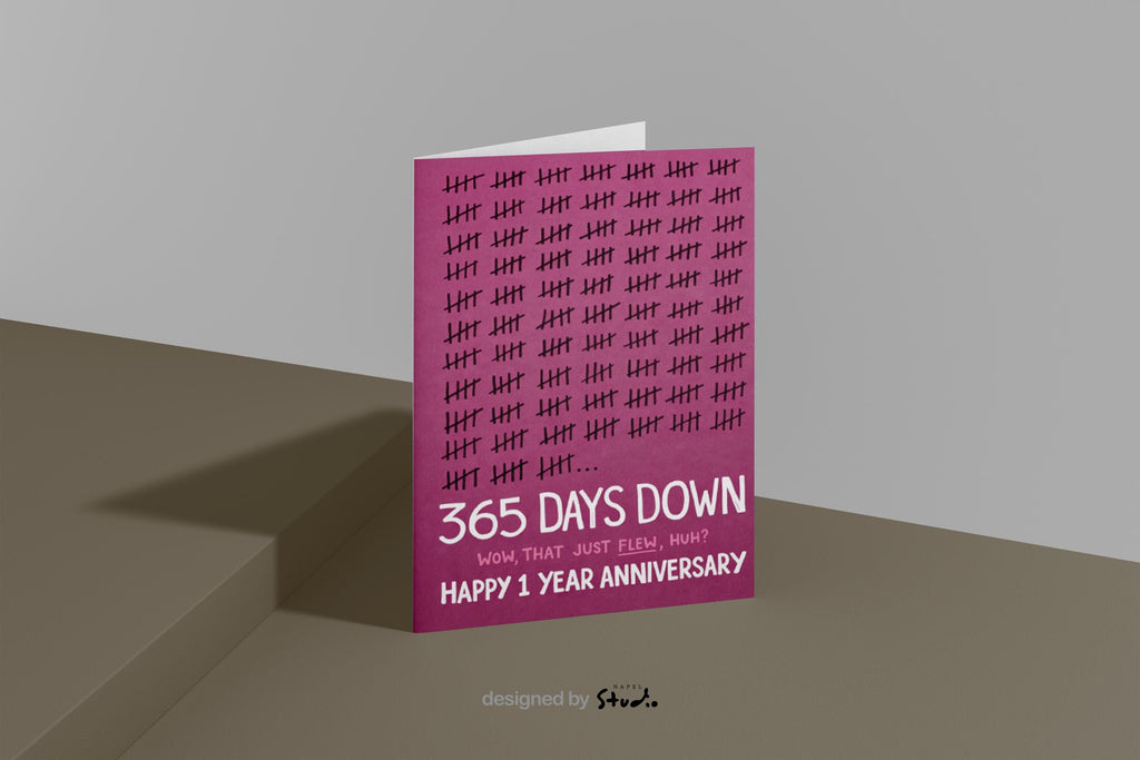 Grafische Jubiläumskarte mit zahlreichen Strichmarkierungen, die vergangene Tage symbolisieren. Der Text „365 Days Down – Wow, that just flew, huh? Happy 1 Year Anniversary“ macht die Karte humorvoll und modern. Ideal als Jahrestagskarte für Paare, Ehepartner oder besondere Meilensteine, die mit Witz, Liebe und einem Augenzwinkern gefeiert werden sollen.