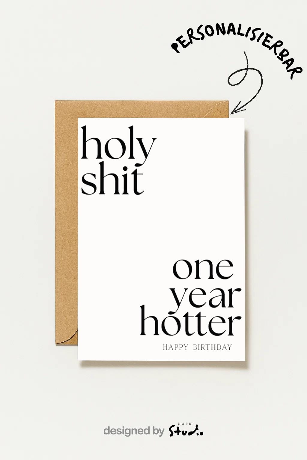 Minimalistische typografische Geburtstagskarte mit viel Weißraum und dem Text „holy shit one year hotter – happy birthday“. Die klare Schrift und das selbstbewusste Statement machen die Karte frech, modern und humorvoll. Perfekt für Erwachsene, Partner oder Freunde, die Ironie, Stil und eine selbstbewusste Geburtstagsbotschaft lieben.