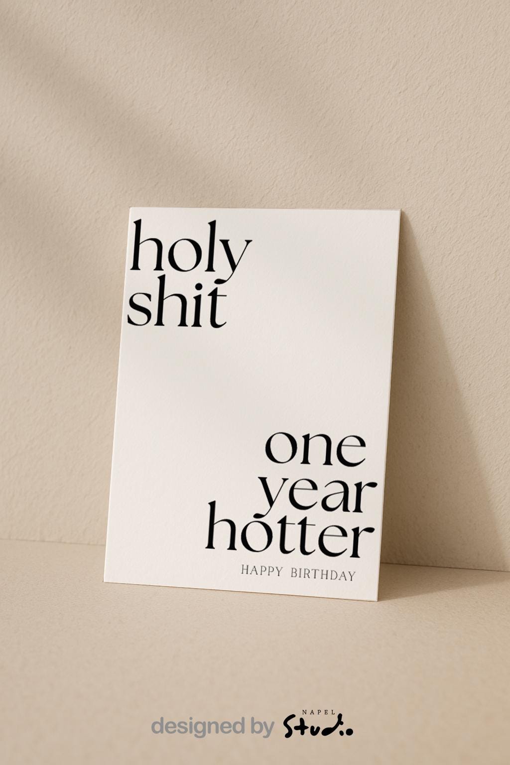 Minimalistische typografische Geburtstagskarte mit viel Weißraum und dem Text „holy shit one year hotter – happy birthday“. Die klare Schrift und das selbstbewusste Statement machen die Karte frech, modern und humorvoll. Perfekt für Erwachsene, Partner oder Freunde, die Ironie, Stil und eine selbstbewusste Geburtstagsbotschaft lieben.
