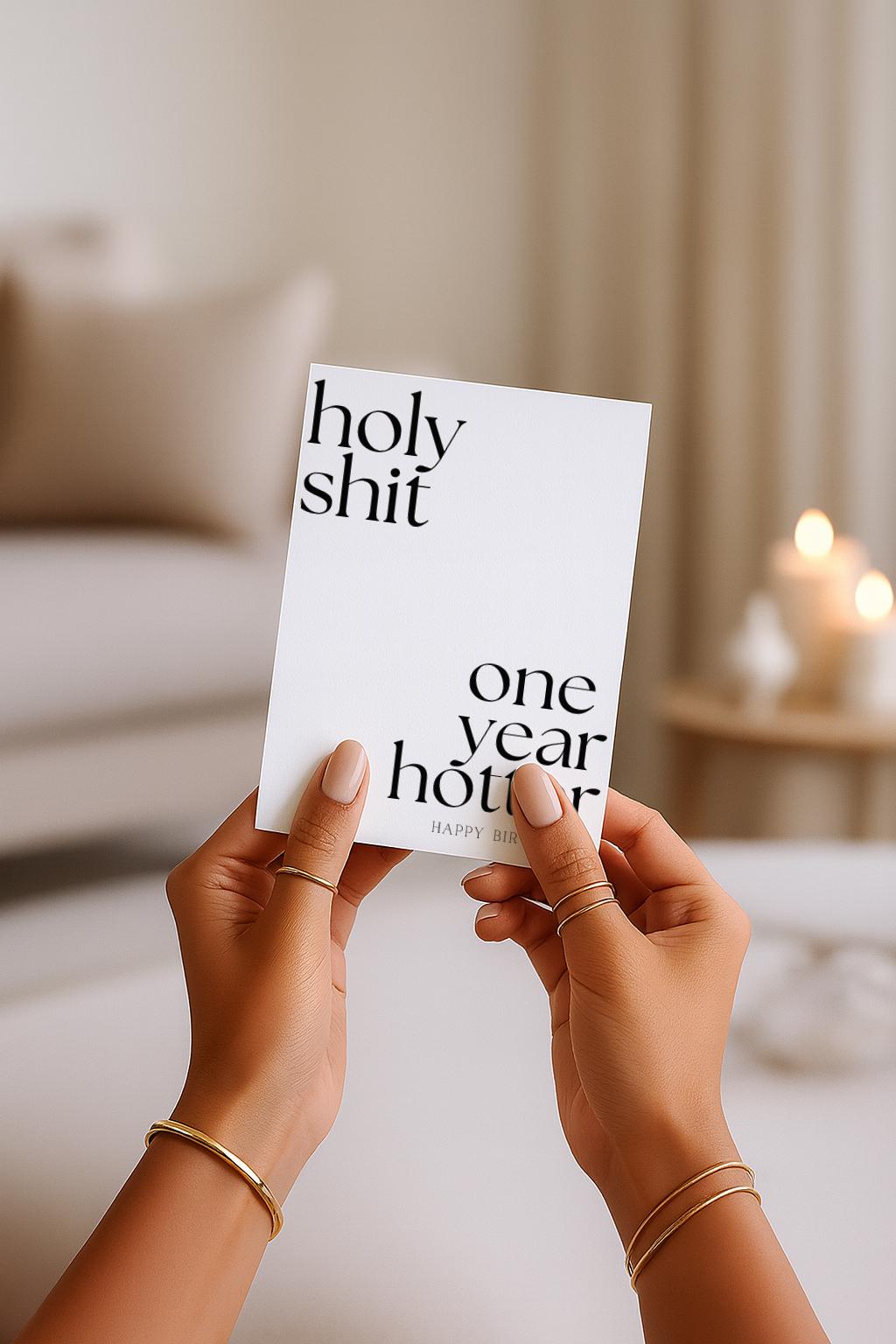 Minimalistische typografische Geburtstagskarte mit viel Weißraum und dem Text „holy shit one year hotter – happy birthday“. Die klare Schrift und das selbstbewusste Statement machen die Karte frech, modern und humorvoll. Perfekt für Erwachsene, Partner oder Freunde, die Ironie, Stil und eine selbstbewusste Geburtstagsbotschaft lieben.