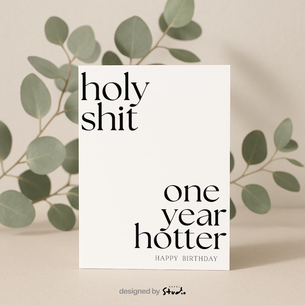 Minimalistische typografische Geburtstagskarte mit viel Weißraum und dem Text „holy shit one year hotter – happy birthday“. Die klare Schrift und das selbstbewusste Statement machen die Karte frech, modern und humorvoll. Perfekt für Erwachsene, Partner oder Freunde, die Ironie, Stil und eine selbstbewusste Geburtstagsbotschaft lieben.