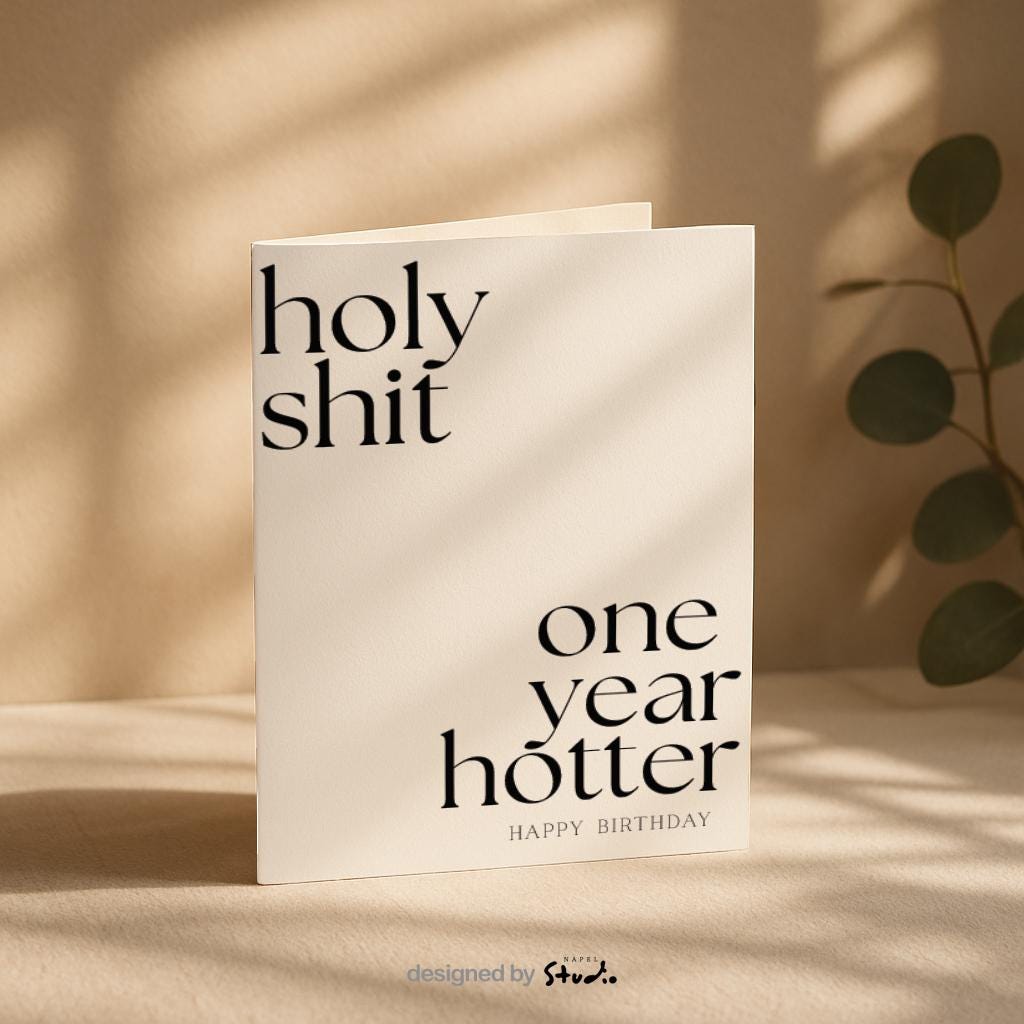 Minimalistische typografische Geburtstagskarte mit viel Weißraum und dem Text „holy shit one year hotter – happy birthday“. Die klare Schrift und das selbstbewusste Statement machen die Karte frech, modern und humorvoll. Perfekt für Erwachsene, Partner oder Freunde, die Ironie, Stil und eine selbstbewusste Geburtstagsbotschaft lieben.