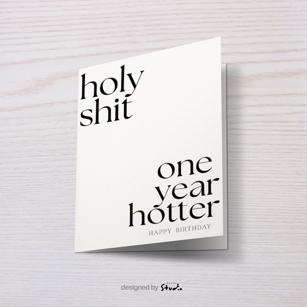 Minimalistische typografische Geburtstagskarte mit viel Weißraum und dem Text „holy shit one year hotter – happy birthday“. Die klare Schrift und das selbstbewusste Statement machen die Karte frech, modern und humorvoll. Perfekt für Erwachsene, Partner oder Freunde, die Ironie, Stil und eine selbstbewusste Geburtstagsbotschaft lieben.