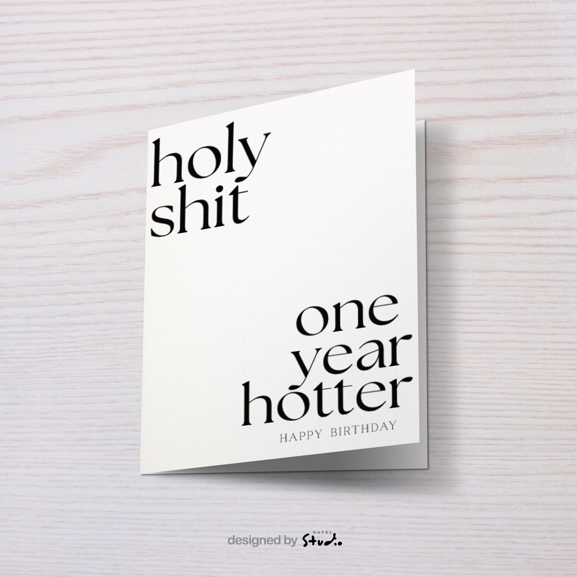 Minimalistische typografische Geburtstagskarte mit viel Weißraum und dem Text „holy shit one year hotter – happy birthday“. Die klare Schrift und das selbstbewusste Statement machen die Karte frech, modern und humorvoll. Perfekt für Erwachsene, Partner oder Freunde, die Ironie, Stil und eine selbstbewusste Geburtstagsbotschaft lieben.