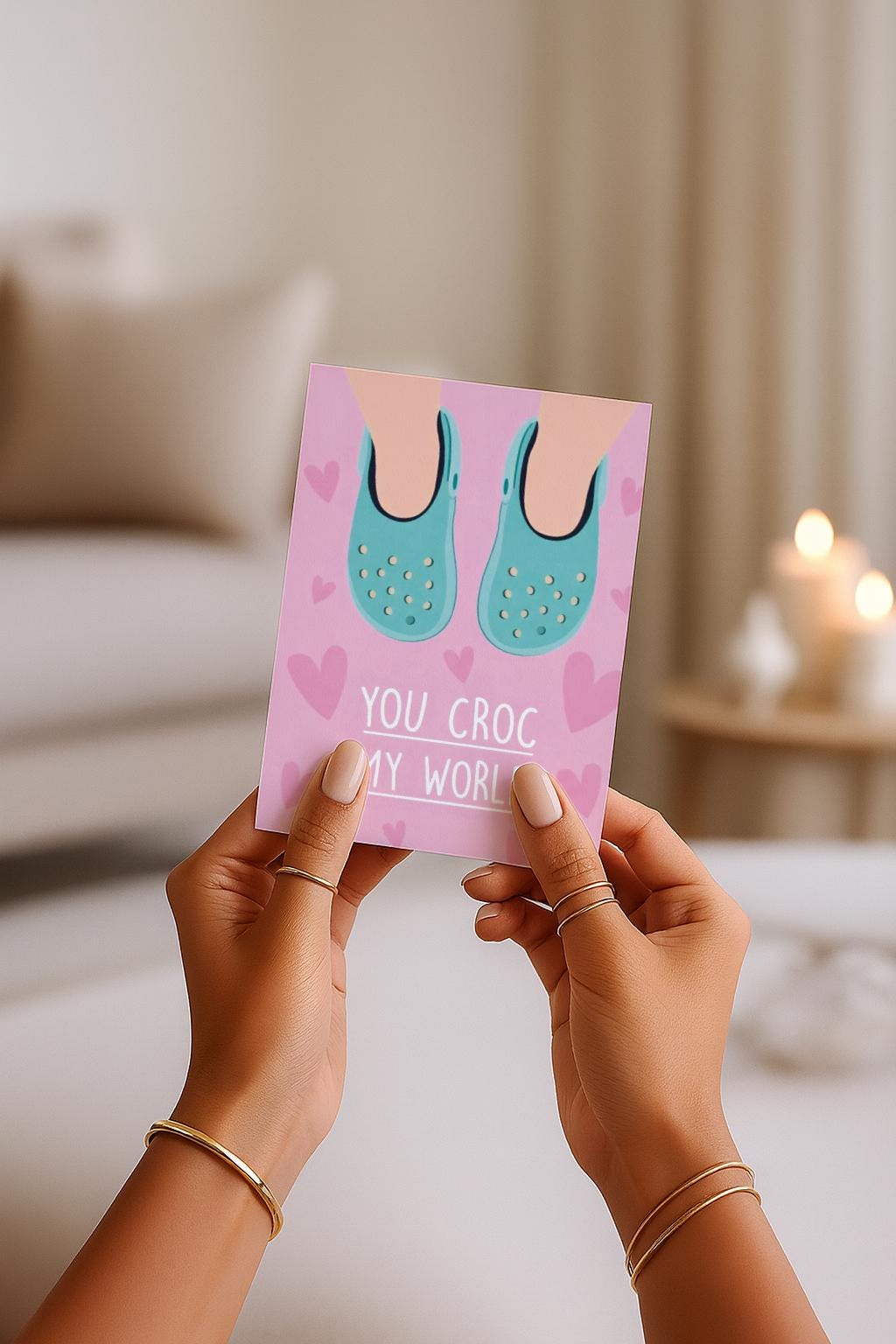 Verspielte Illustration von türkisfarbenen Crocs vor rosafarbenem Hintergrund mit kleinen Herzmotiven. Der Text „You croc my world“ nutzt ein humorvolles Wortspiel und macht die Karte liebevoll und witzig zugleich. Ideal als Valentinstagskarte, Jahrestagskarte oder als lustige Liebeskarte für Partner, Freunde oder Crocs-Fans.