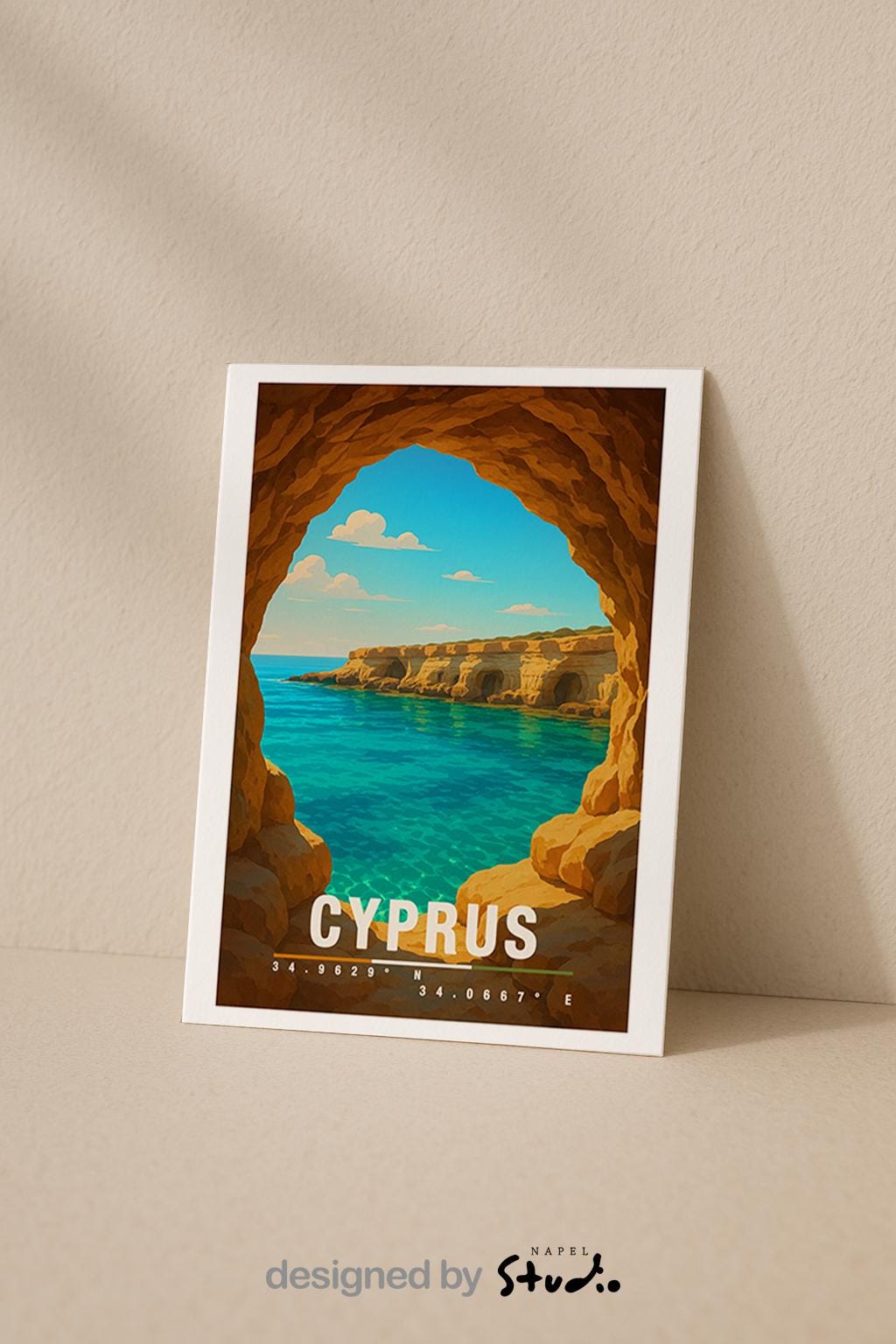 A6-Grußkarte mit mediterranem Zypern-Motiv: Blick aus einer warmen Felsgrotte auf türkisblaues Meer, helle Küstenfelsen und blauen Himmel. Moderne Landschaftsillustration, ideal als Reise- oder Urlaubskarte.
