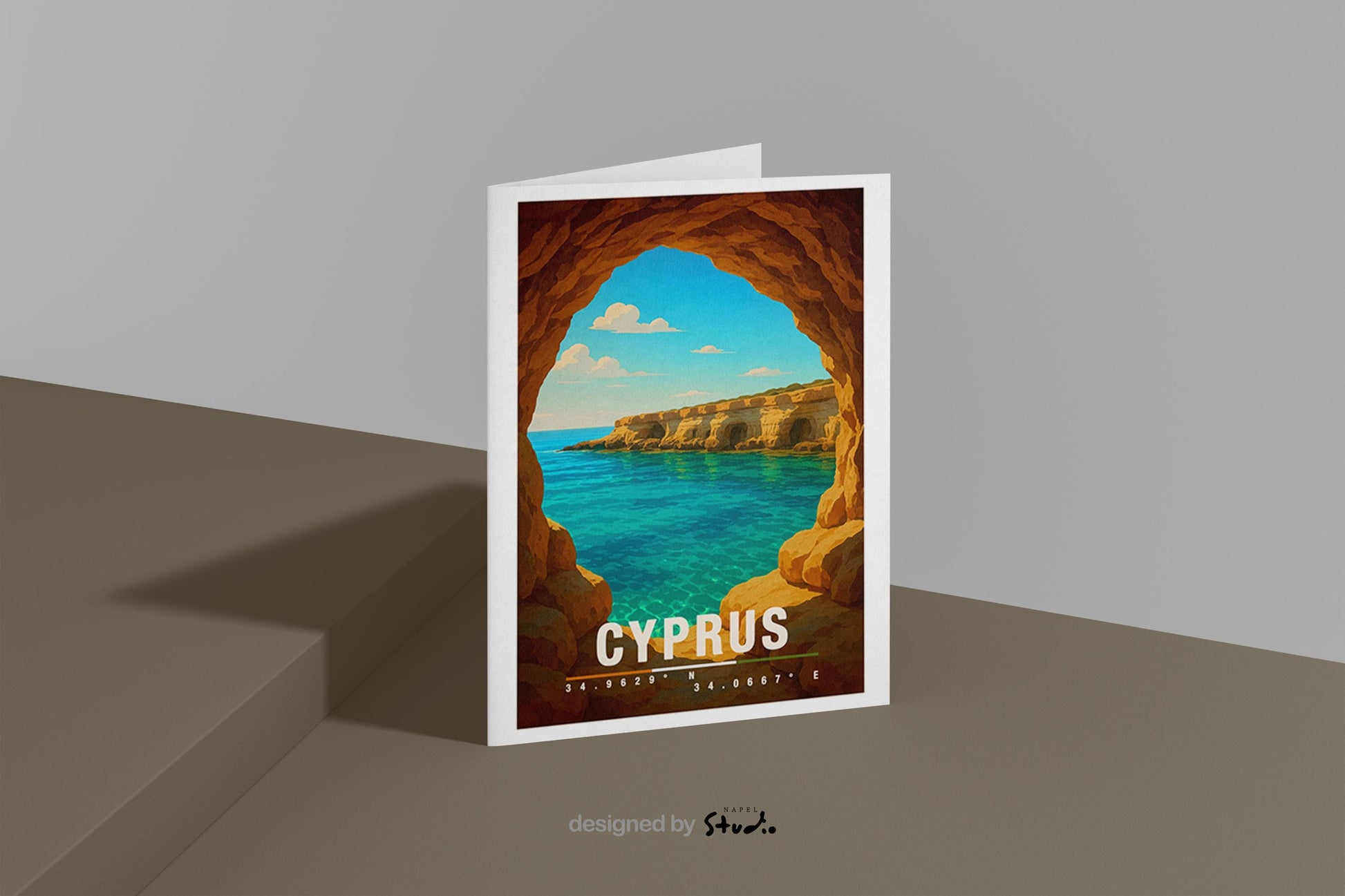 A6-Grußkarte mit mediterranem Zypern-Motiv: Blick aus einer warmen Felsgrotte auf türkisblaues Meer, helle Küstenfelsen und blauen Himmel. Moderne Landschaftsillustration, ideal als Reise- oder Urlaubskarte.