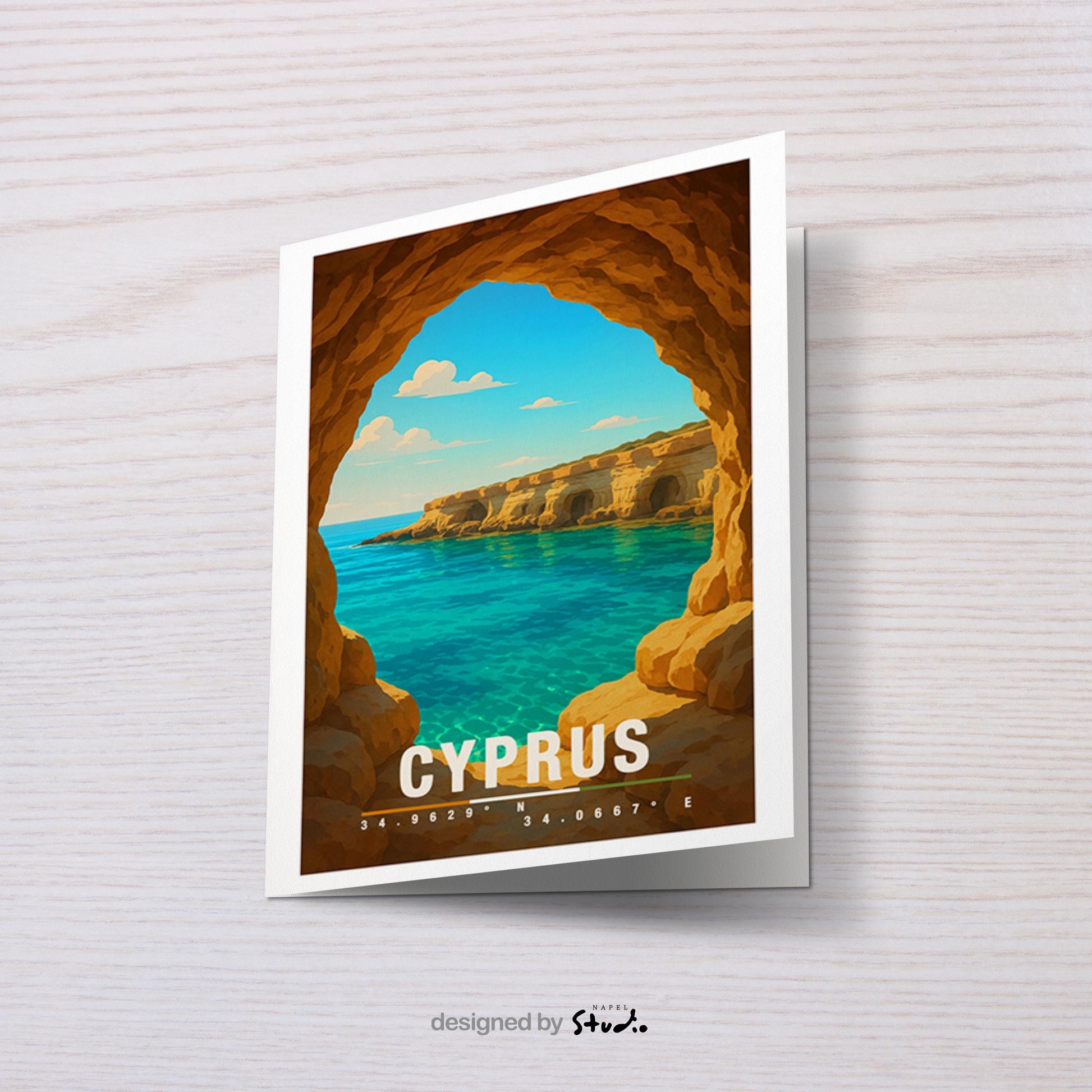 A6-Grußkarte mit mediterranem Zypern-Motiv: Blick aus einer warmen Felsgrotte auf türkisblaues Meer, helle Küstenfelsen und blauen Himmel. Moderne Landschaftsillustration, ideal als Reise- oder Urlaubskarte.