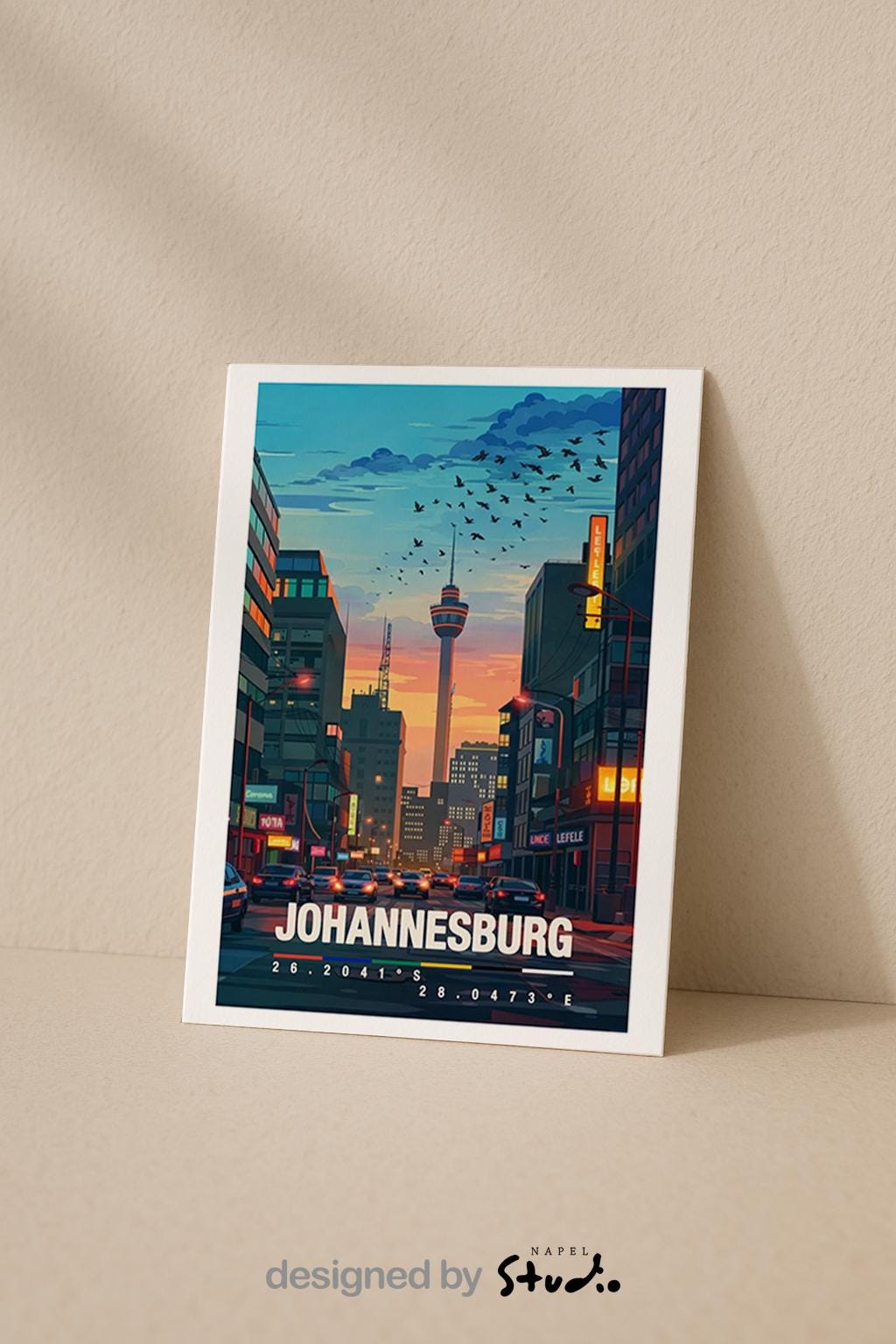 Detaillierte Illustration von Johannesburg mit moderner Skyline bei Sonnenuntergang. Eine breite Straße führt durch die Stadt, flankiert von hohen Gebäuden, Neonlichtern und urbanem Alltag. Im Hintergrund ragt ein markanter Turm über die Dächer. Warme Abendfarben, Stadtverkehr und Architektur vermitteln das pulsierende Großstadtgefühl Südafrikas und machen die Szene lebendig, modern und reisefreudig.