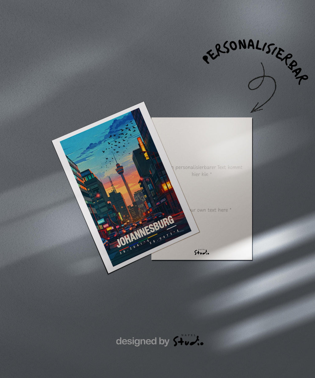 Detaillierte Illustration von Johannesburg mit moderner Skyline bei Sonnenuntergang. Eine breite Straße führt durch die Stadt, flankiert von hohen Gebäuden, Neonlichtern und urbanem Alltag. Im Hintergrund ragt ein markanter Turm über die Dächer. Warme Abendfarben, Stadtverkehr und Architektur vermitteln das pulsierende Großstadtgefühl Südafrikas und machen die Szene lebendig, modern und reisefreudig.