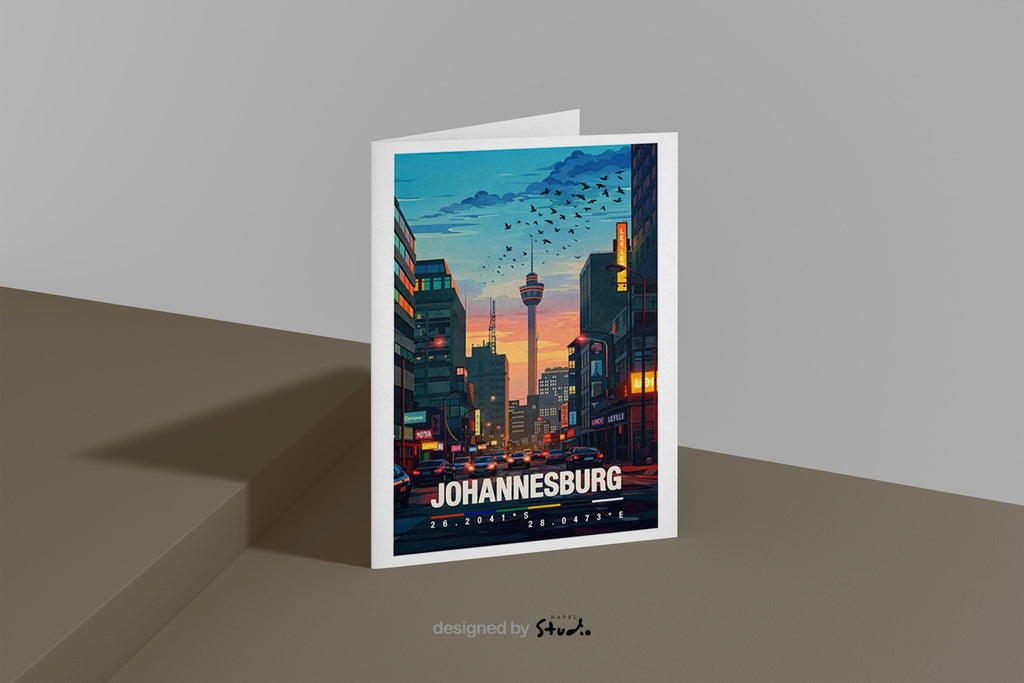 Detaillierte Illustration von Johannesburg mit moderner Skyline bei Sonnenuntergang. Eine breite Straße führt durch die Stadt, flankiert von hohen Gebäuden, Neonlichtern und urbanem Alltag. Im Hintergrund ragt ein markanter Turm über die Dächer. Warme Abendfarben, Stadtverkehr und Architektur vermitteln das pulsierende Großstadtgefühl Südafrikas und machen die Szene lebendig, modern und reisefreudig.