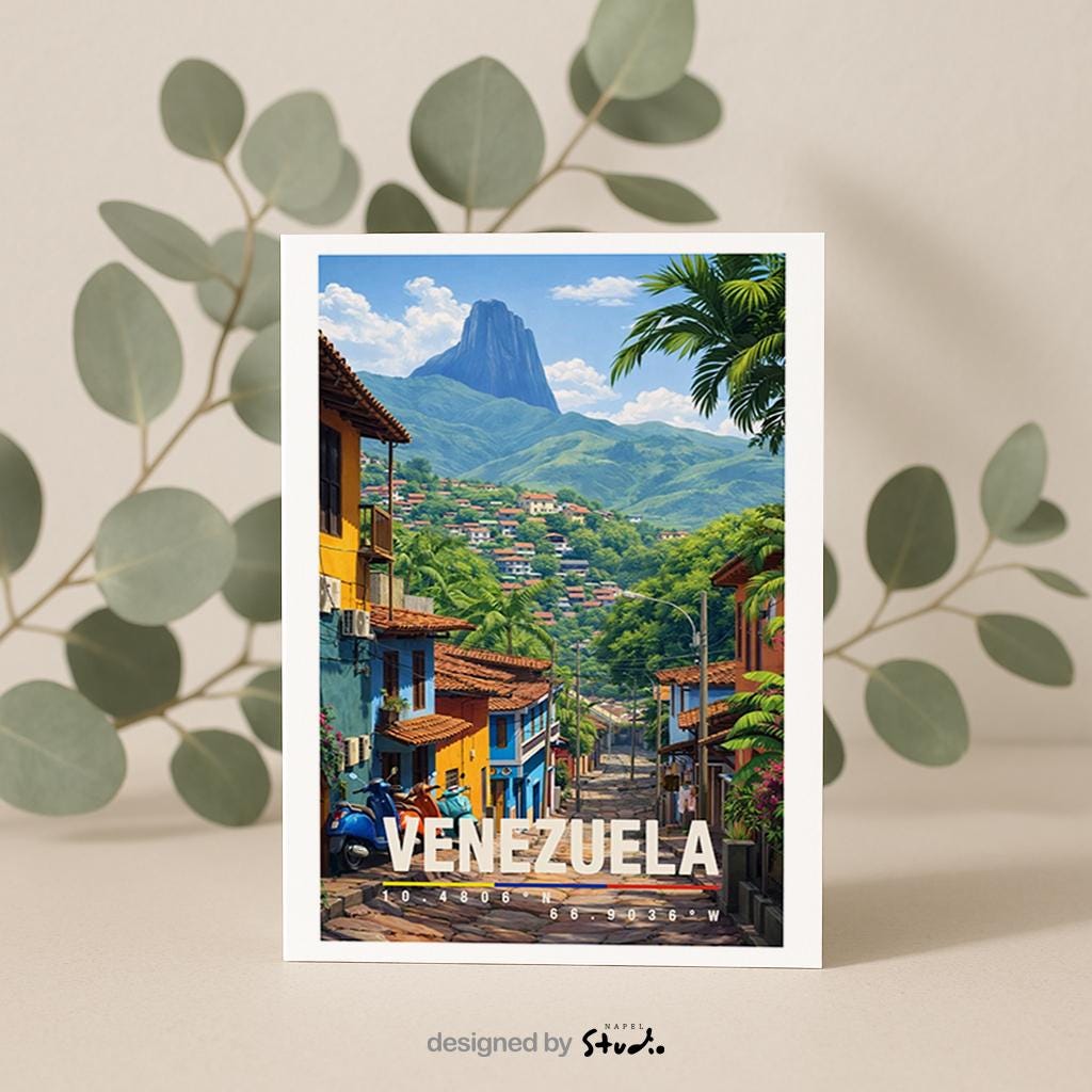 Farbenfrohe Illustration einer venezolanischen Stadt mit hügeliger Landschaft, tropischer Vegetation und dicht aneinandergereihten Häusern. Schmale Straßen führen durch die lebendige Umgebung, während grüne Berge im Hintergrund für Tiefe sorgen. Die warme Farbpalette vermittelt südamerikanisches Lebensgefühl, Naturverbundenheit und eine authentische urbane Reiseszene.