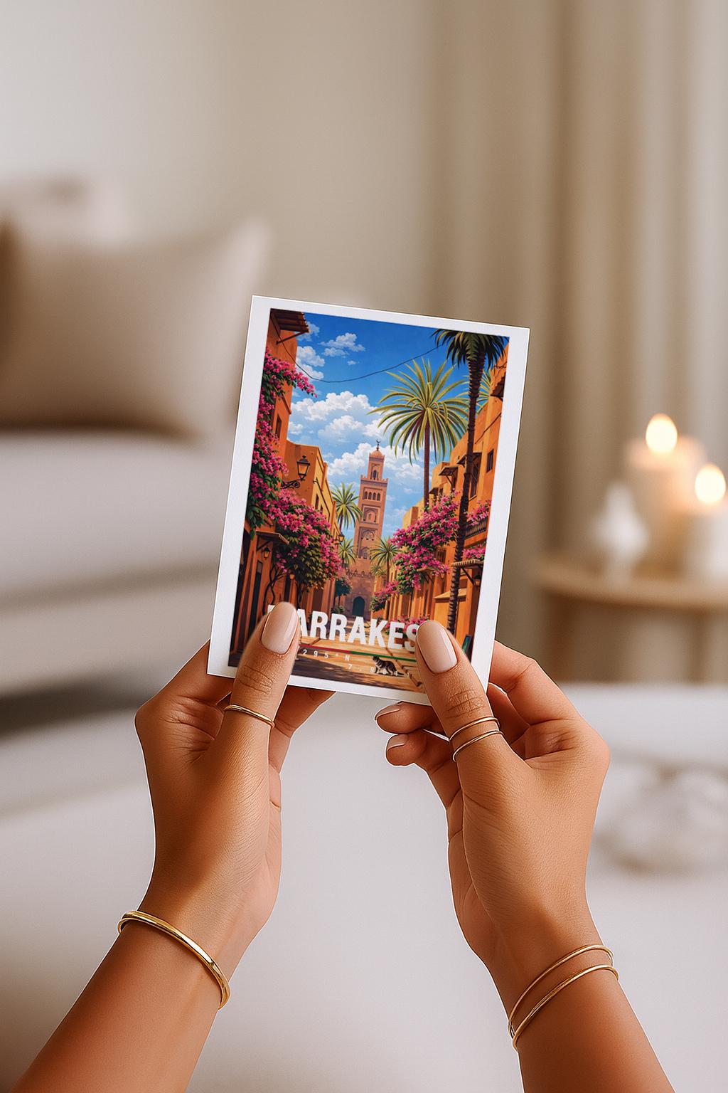 Orientalische Illustration von Marrakesch mit schmaler Altstadtgasse, warmen Erdtönen, Palmen und einem Minarett im Hintergrund. Traditionelle Architektur, üppige Pflanzen und Sonnenlicht erzeugen eine ruhige, exotische Atmosphäre. Die Szene vermittelt nordafrikanisches Flair, kulturelle Tiefe und das besondere Lebensgefühl einer historischen marokkanischen Stadt.