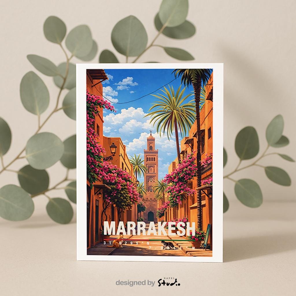 Orientalische Illustration von Marrakesch mit schmaler Altstadtgasse, warmen Erdtönen, Palmen und einem Minarett im Hintergrund. Traditionelle Architektur, üppige Pflanzen und Sonnenlicht erzeugen eine ruhige, exotische Atmosphäre. Die Szene vermittelt nordafrikanisches Flair, kulturelle Tiefe und das besondere Lebensgefühl einer historischen marokkanischen Stadt.