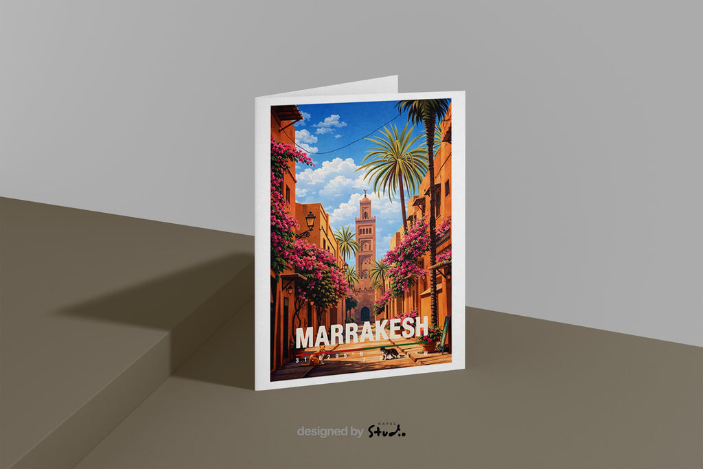 Orientalische Illustration von Marrakesch mit schmaler Altstadtgasse, warmen Erdtönen, Palmen und einem Minarett im Hintergrund. Traditionelle Architektur, üppige Pflanzen und Sonnenlicht erzeugen eine ruhige, exotische Atmosphäre. Die Szene vermittelt nordafrikanisches Flair, kulturelle Tiefe und das besondere Lebensgefühl einer historischen marokkanischen Stadt.