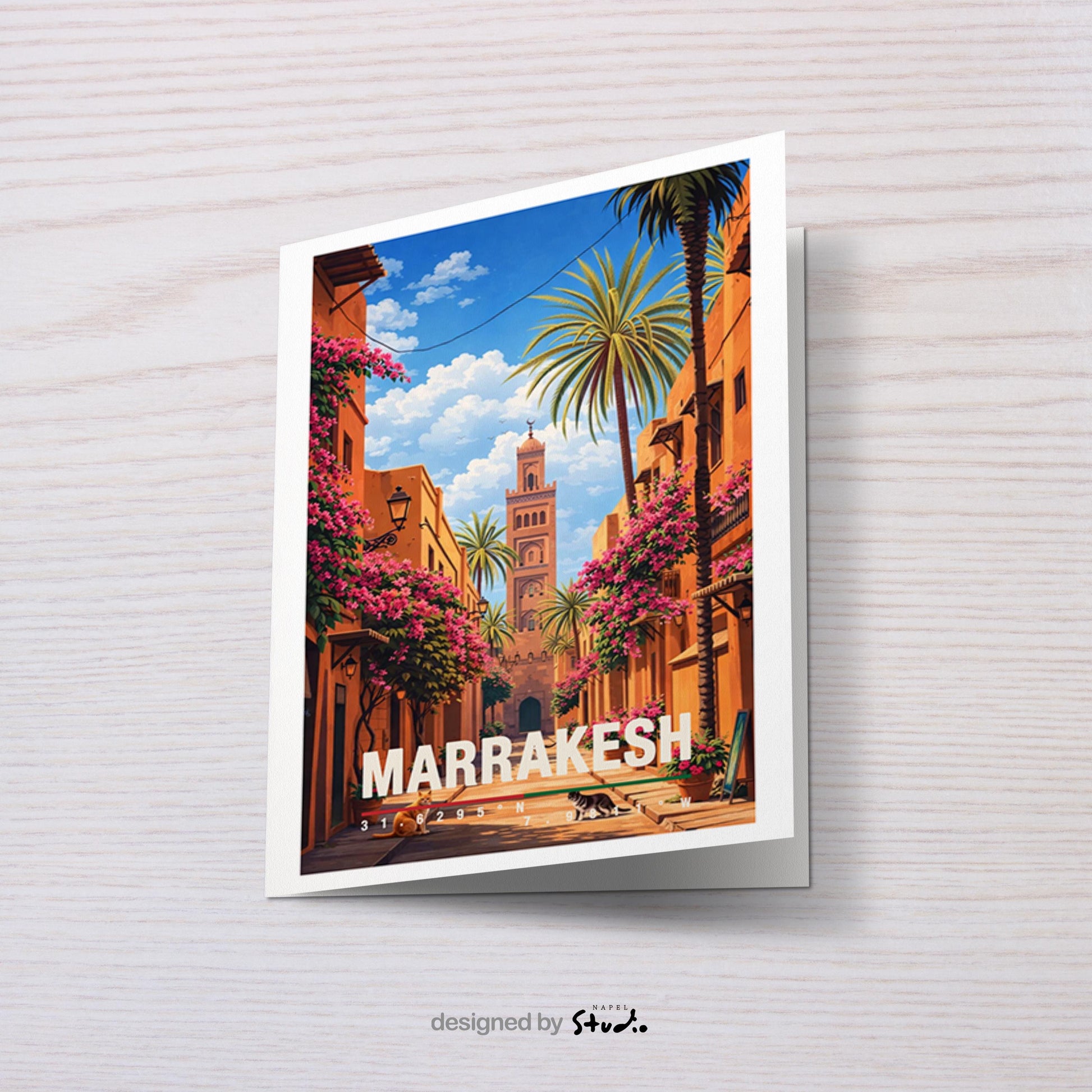 Orientalische Illustration von Marrakesch mit schmaler Altstadtgasse, warmen Erdtönen, Palmen und einem Minarett im Hintergrund. Traditionelle Architektur, üppige Pflanzen und Sonnenlicht erzeugen eine ruhige, exotische Atmosphäre. Die Szene vermittelt nordafrikanisches Flair, kulturelle Tiefe und das besondere Lebensgefühl einer historischen marokkanischen Stadt.