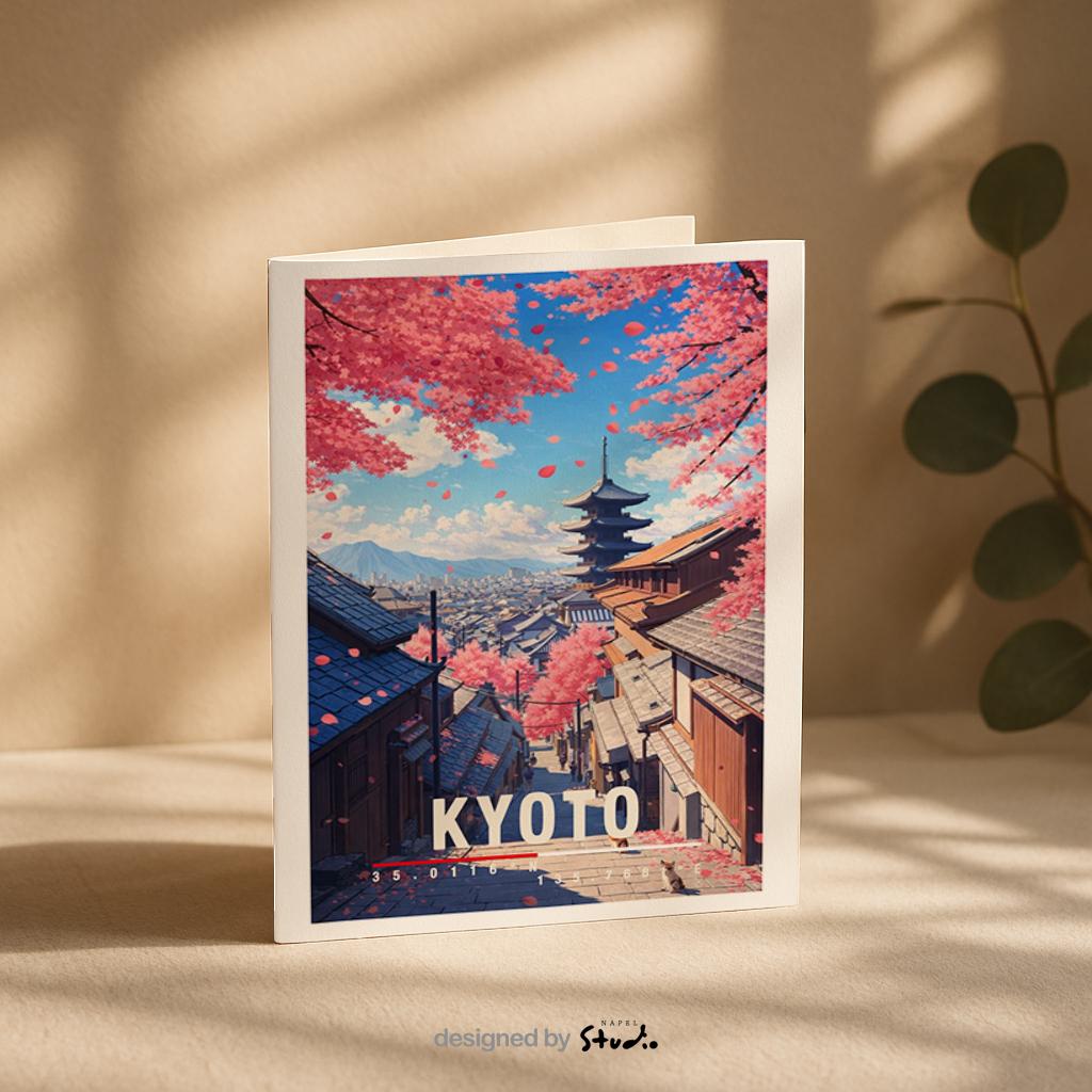 Detaillierte Illustration von Kyoto mit traditioneller Pagode, japanischen Holzhäusern und blühenden Kirschbäumen. Zarte Blütenblätter schweben durch die Luft und rahmen den Blick auf die Stadt ein. Die harmonische Komposition verbindet Natur, Architektur und Kultur und vermittelt Ruhe, Tradition und die zeitlose Schönheit des japanischen Frühlings.