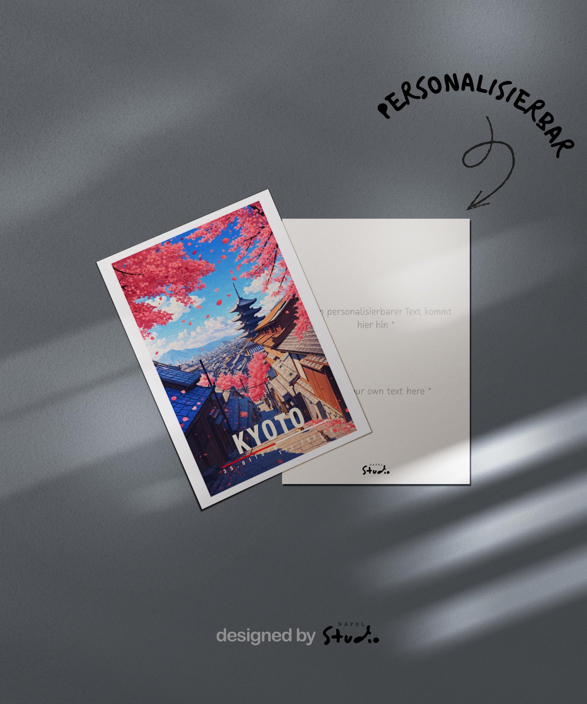 Detaillierte Illustration von Kyoto mit traditioneller Pagode, japanischen Holzhäusern und blühenden Kirschbäumen. Zarte Blütenblätter schweben durch die Luft und rahmen den Blick auf die Stadt ein. Die harmonische Komposition verbindet Natur, Architektur und Kultur und vermittelt Ruhe, Tradition und die zeitlose Schönheit des japanischen Frühlings.