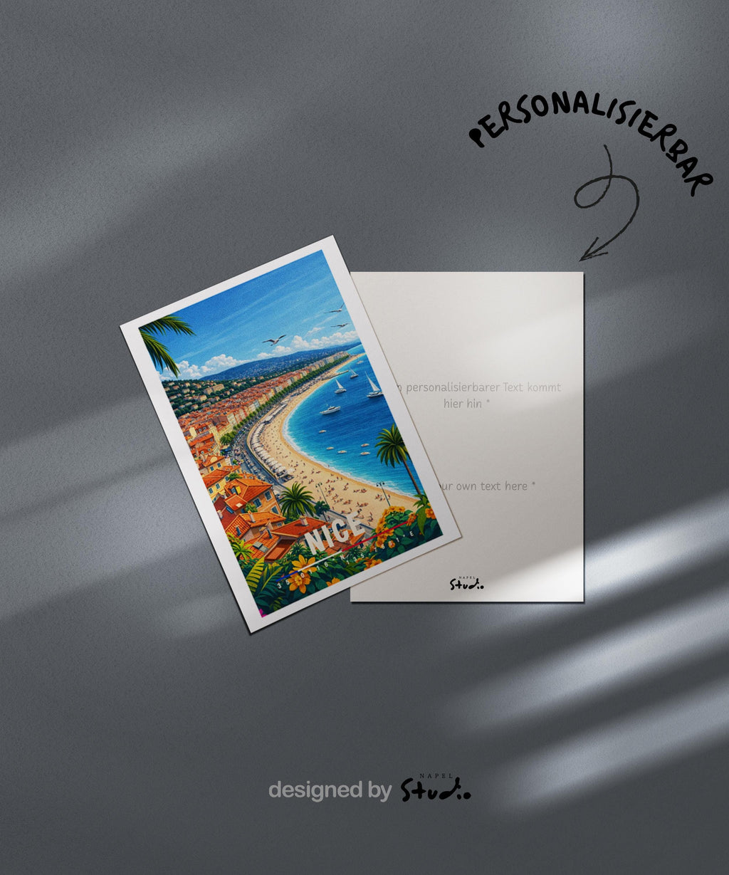 Illustration von Nizza mit geschwungener Strandpromenade, türkisblauem Meer und mediterranen Häusern entlang der Küste. Palmen, Sonnenschirme und Badegäste verleihen der Szene sommerliche Leichtigkeit. Die helle Farbpalette und der Blick auf die Côte d’Azur vermitteln Urlaubsgefühl, Eleganz und das entspannte Lebensgefühl Südfrankreichs.