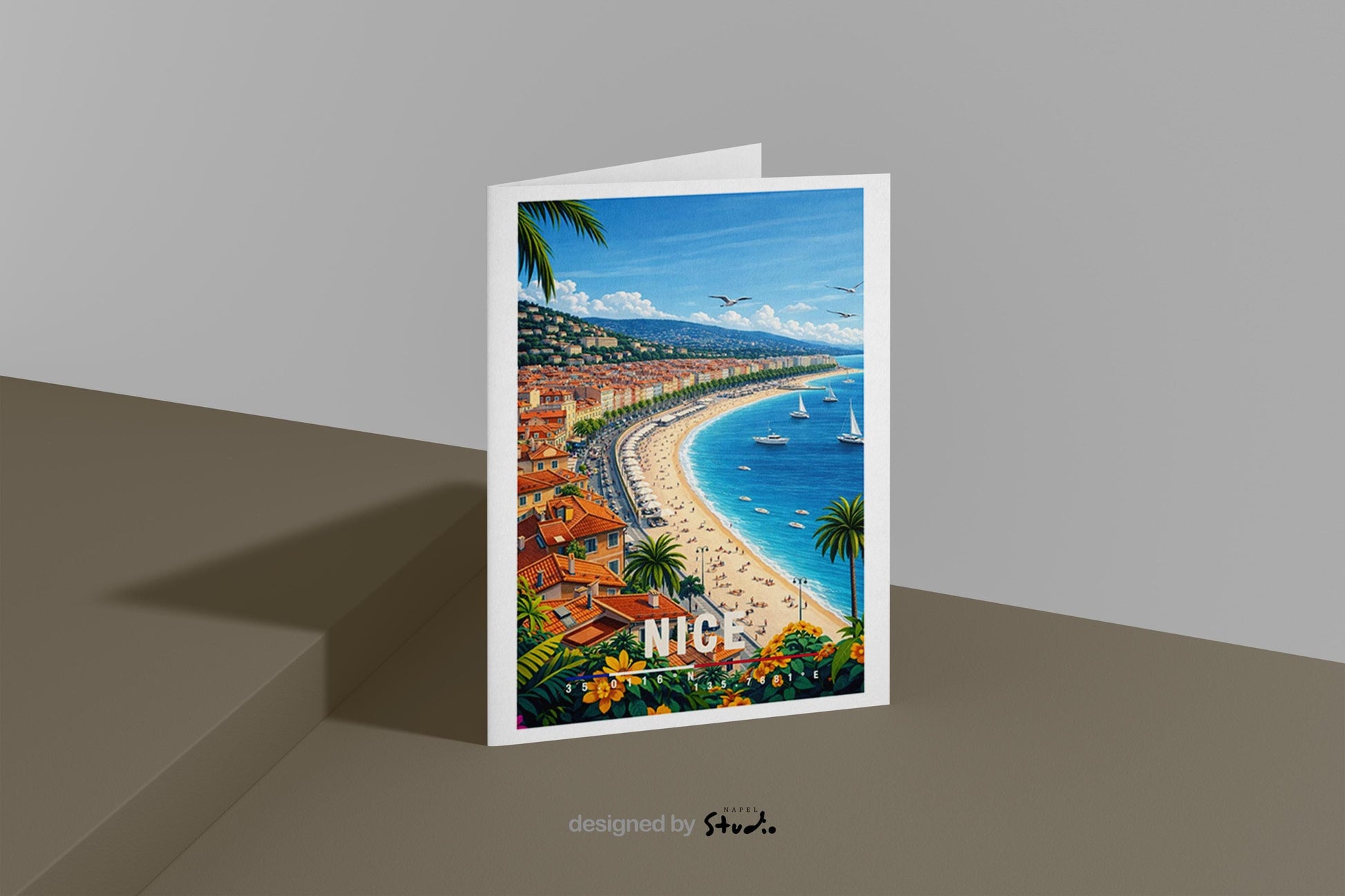 Illustration von Nizza mit geschwungener Strandpromenade, türkisblauem Meer und mediterranen Häusern entlang der Küste. Palmen, Sonnenschirme und Badegäste verleihen der Szene sommerliche Leichtigkeit. Die helle Farbpalette und der Blick auf die Côte d’Azur vermitteln Urlaubsgefühl, Eleganz und das entspannte Lebensgefühl Südfrankreichs.