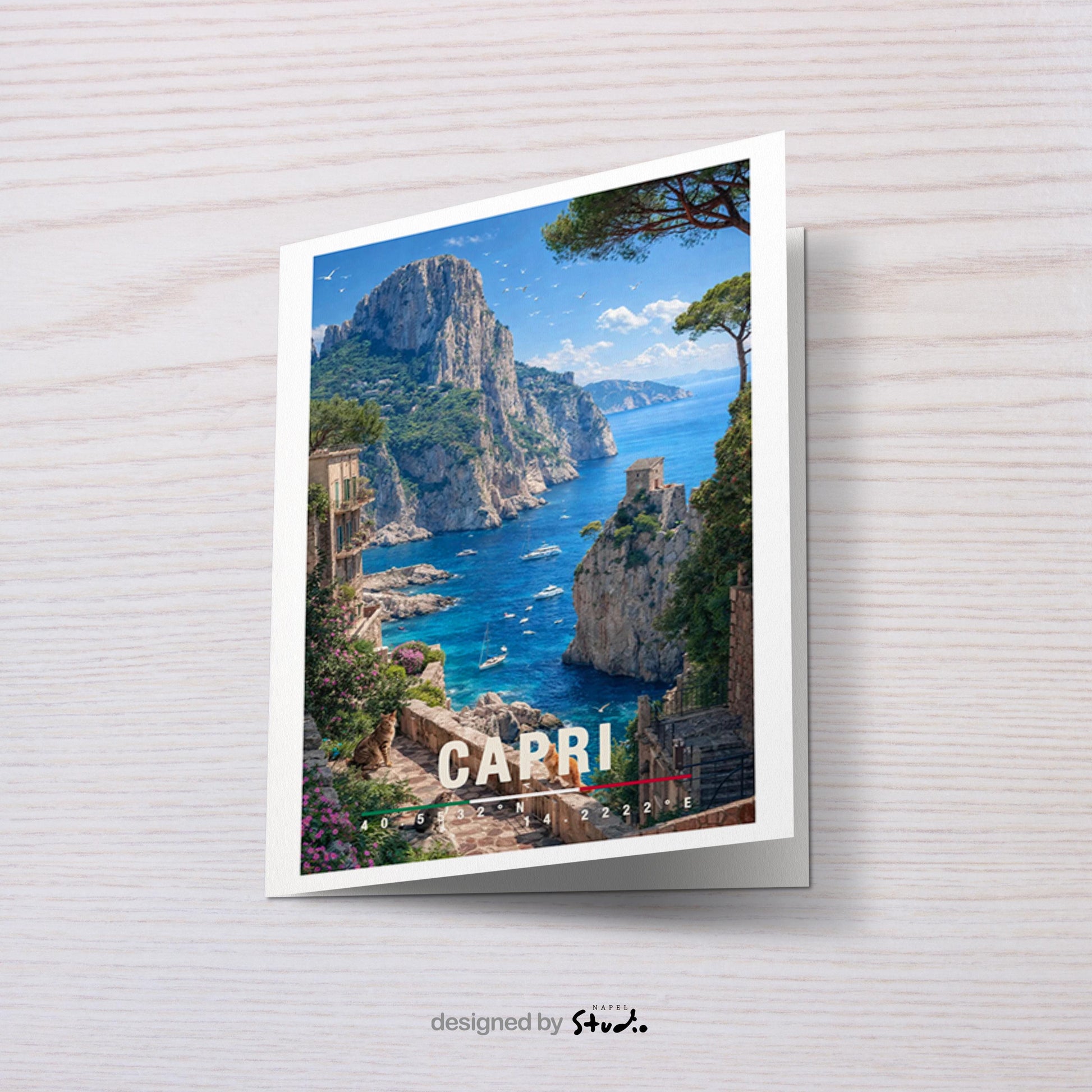 Mediterrane Illustration von Capri mit steilen Felsklippen, türkisfarbenem Meer und eleganter Küstenarchitektur. Kleine Boote treiben im Wasser, während üppige Vegetation die Szenerie umrahmt. Die Komposition vermittelt italienischen Luxus, natürliche Schönheit und das exklusive Inselgefühl des Mittelmeers bei sonnigem Wetter.