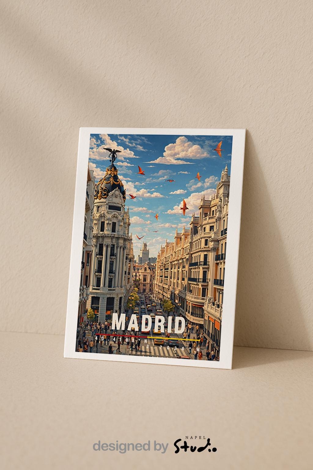 Illustration von Madrid mit beeindruckender historischer Architektur, breiter Straße und lebendigem Stadtverkehr. Klassische Fassaden, moderne Elemente und fliegende Vögel im Himmel erzeugen Dynamik. Die Szene spiegelt das urbane Herz Spaniens wider und verbindet Tradition, Großstadtflair und kulturelle Vielfalt in einer harmonischen Stadtansicht.
